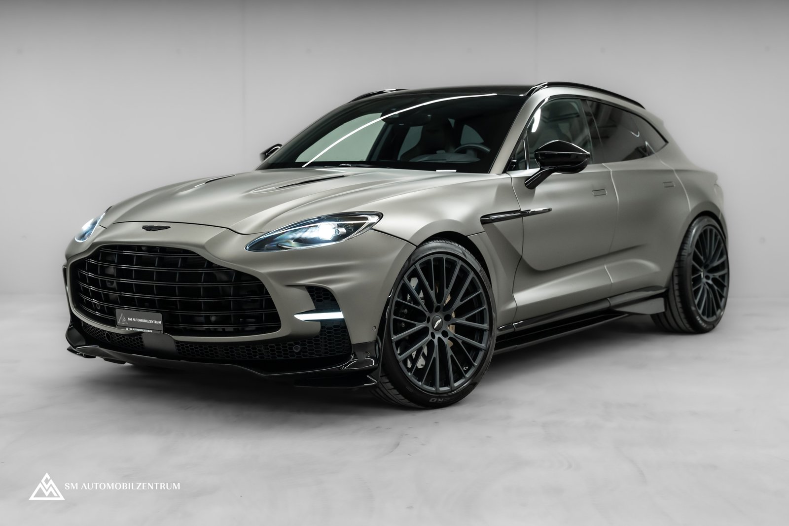 ASTON MARTIN DBX 707 / Satin Titanium Grey / 23-Zoll geschmi