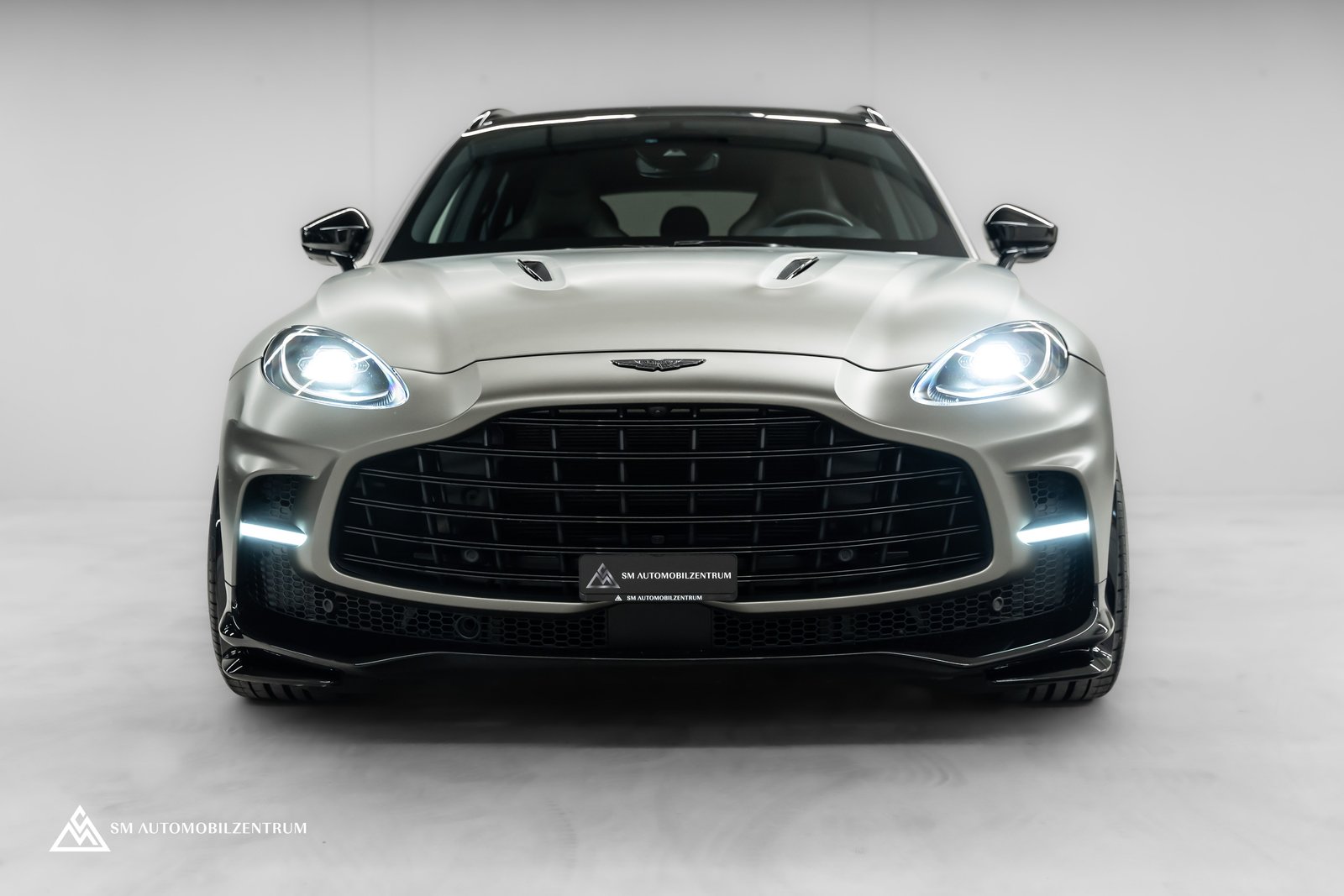 ASTON MARTIN DBX 707 / Satin Titanium Grey / 23-Zoll geschmi, Essence, Occasion / Utilisé, Automatique - 2