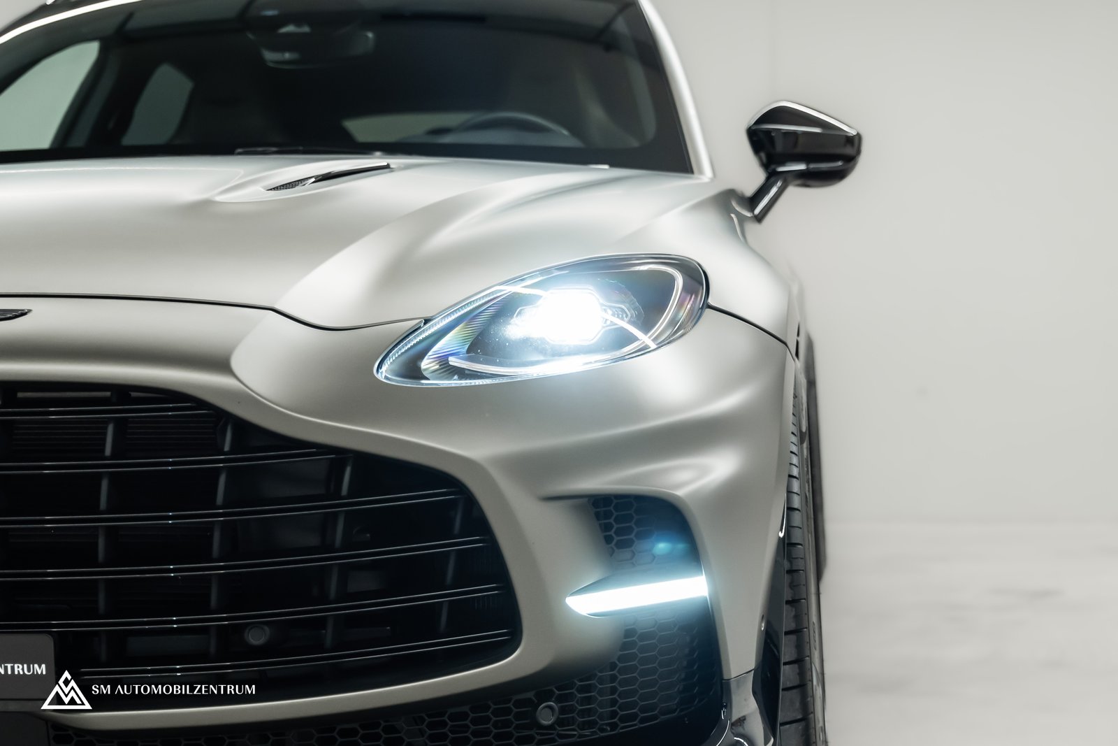 ASTON MARTIN DBX 707 / Satin Titanium Grey / 23-Zoll geschmi, Essence, Occasion / Utilisé, Automatique - 3