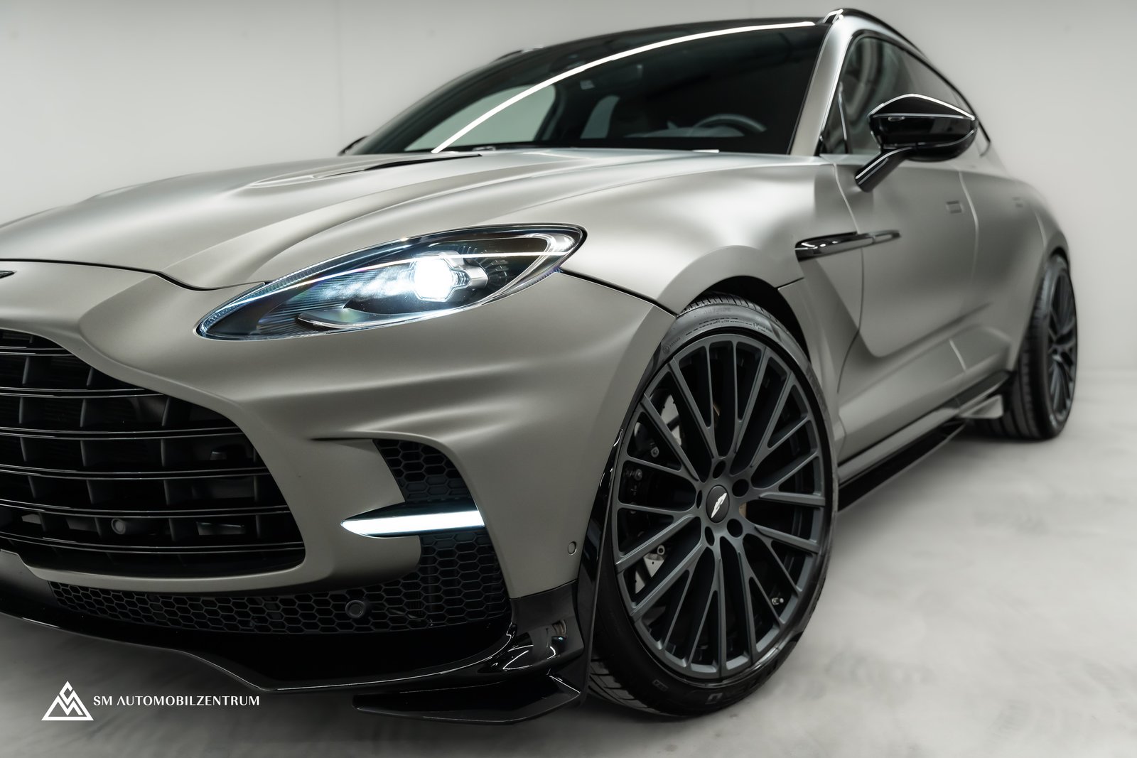 ASTON MARTIN DBX 707 / Satin Titanium Grey / 23-Zoll geschmi, Essence, Occasion / Utilisé, Automatique - 4
