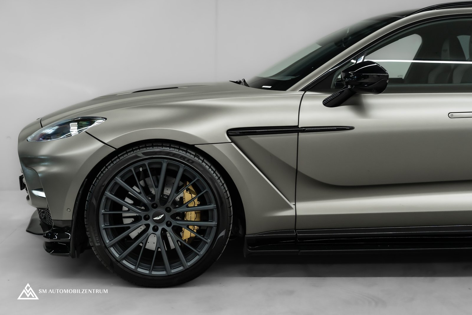 ASTON MARTIN DBX 707 / Satin Titanium Grey / 23-Zoll geschmi, Essence, Occasion / Utilisé, Automatique - 6