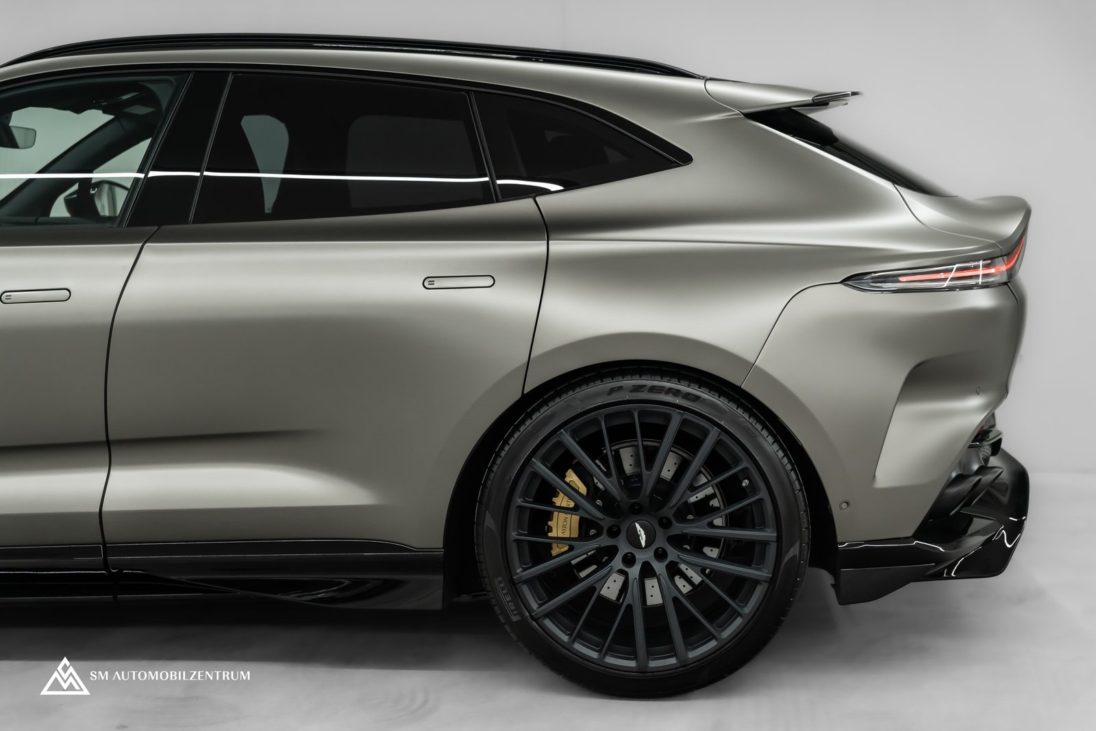 ASTON MARTIN DBX 707 / Satin Titanium Grey / 23-Zoll geschmi, Essence, Occasion / Utilisé, Automatique - 7