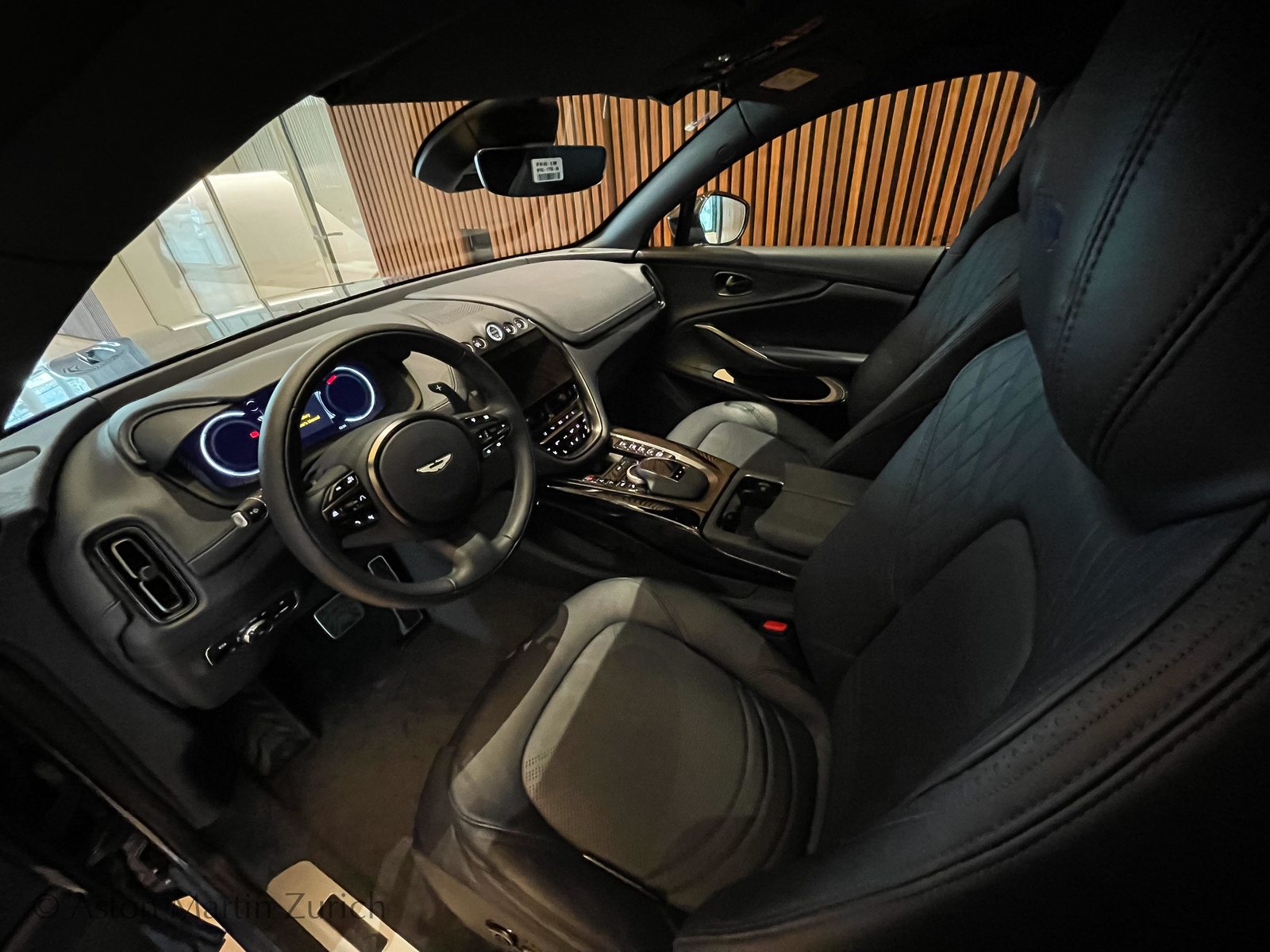 ASTON MARTIN DBX 4.0 V8 Bi-Turbo, Benzin, Occasion / Gebraucht, Automatik - 6