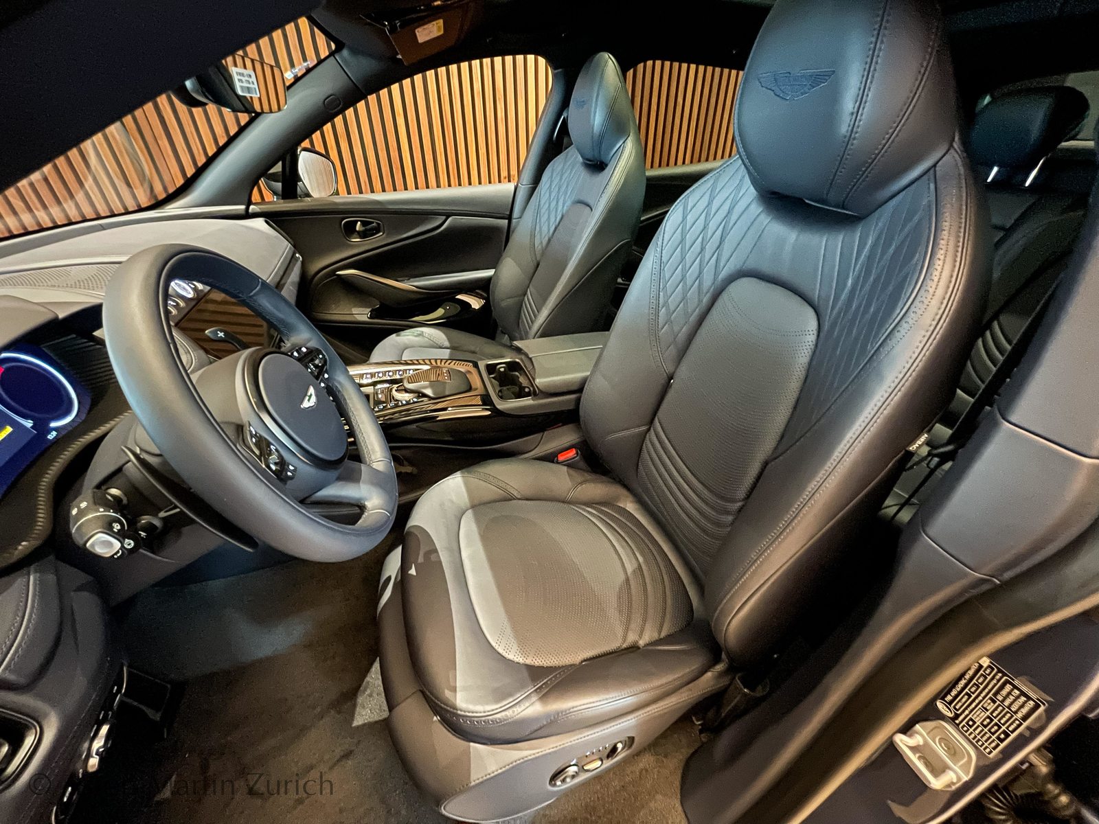 ASTON MARTIN DBX 4.0 V8 Bi-Turbo, Benzin, Occasion / Gebraucht, Automatik - 7