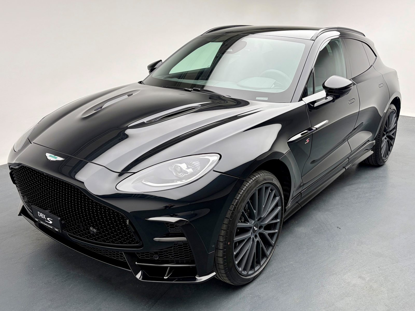 ASTON MARTIN DBX
