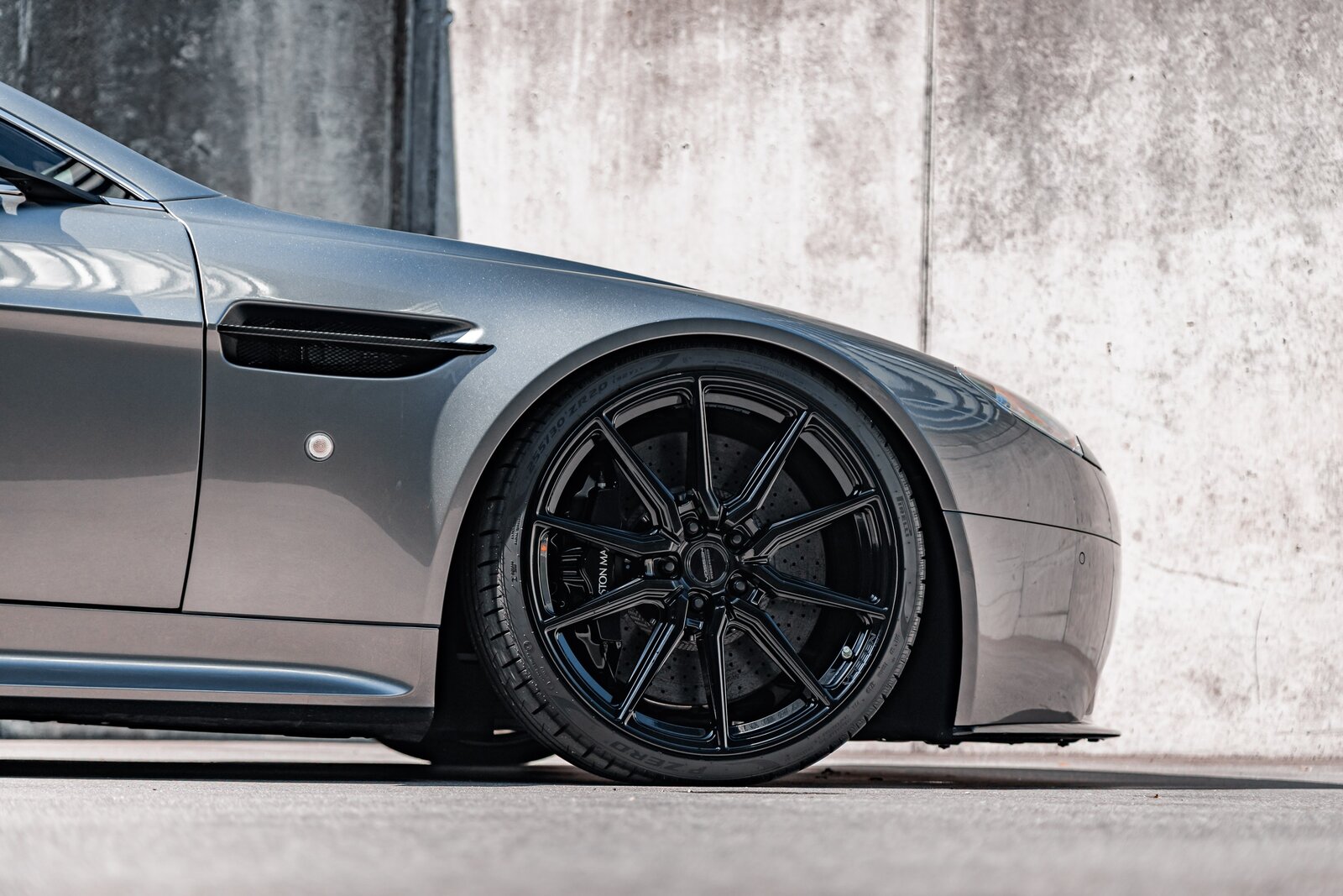 ASTON MARTIN V12 Vantage 5.9, Benzin, Occasion / Gebraucht, Handschaltung - 2