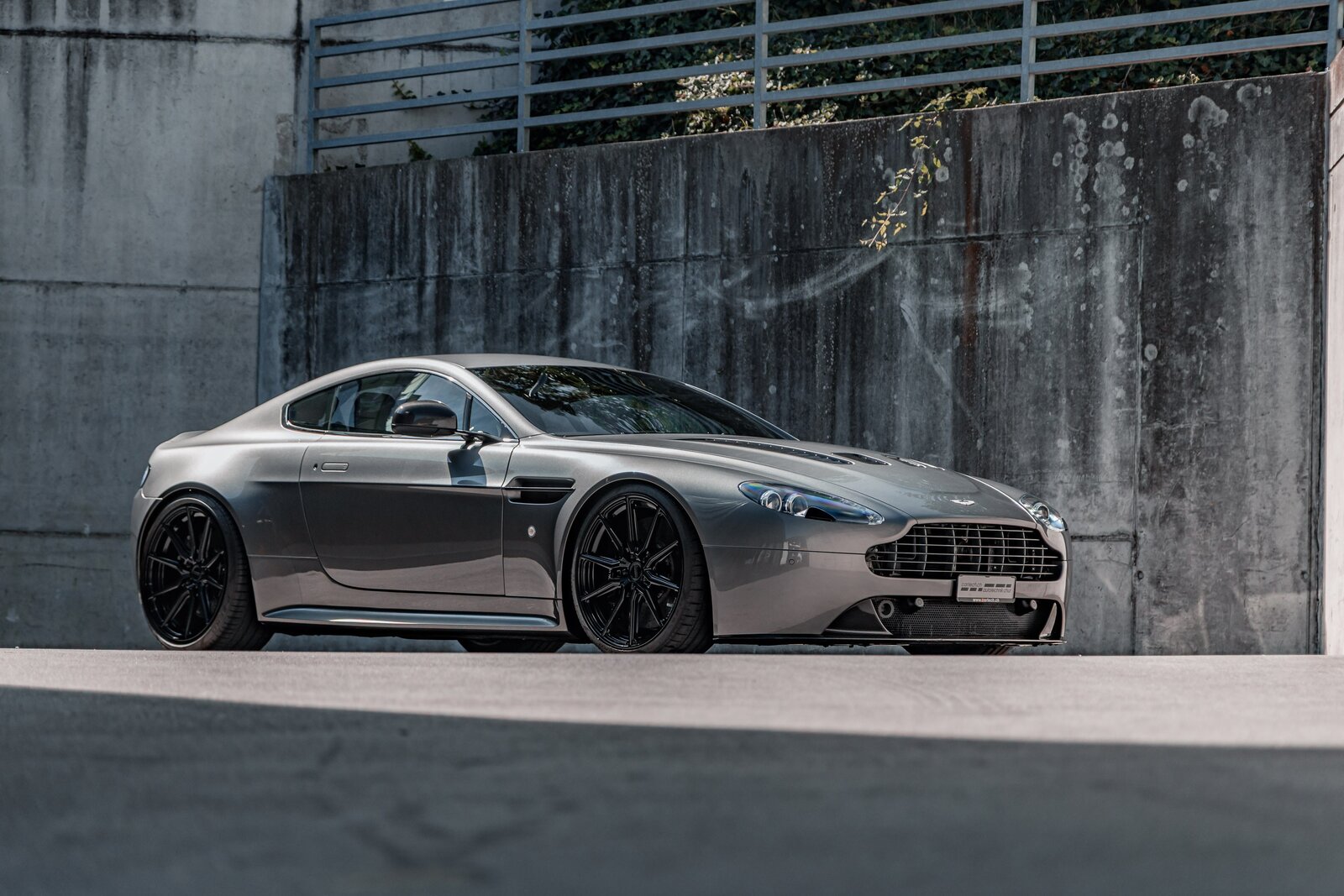 ASTON MARTIN V12 Vantage 5.9, Benzin, Occasion / Gebraucht, Handschaltung - 4