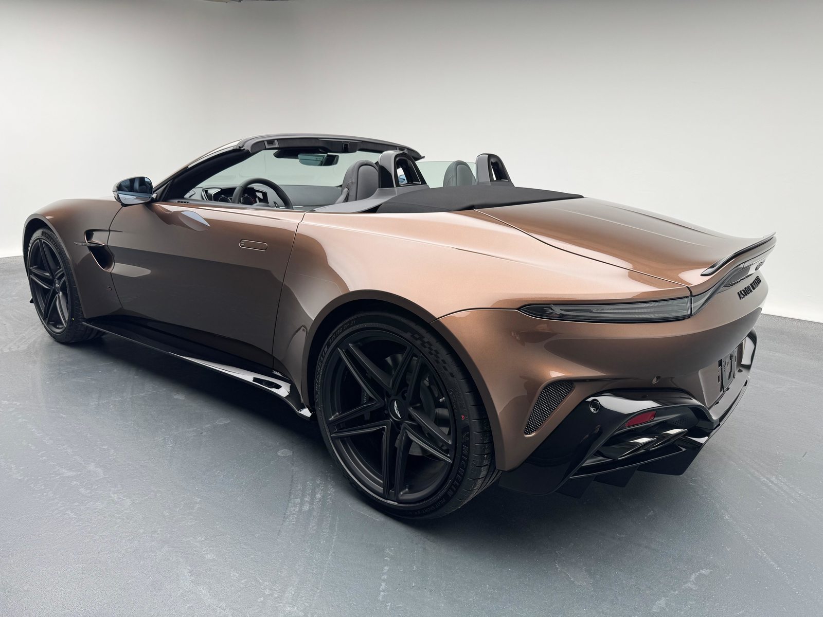 ASTON MARTIN V8 Vantage Roadster 4.0 S V8 Bi-Turbo, Benzin, Neuwagen, Automatik - 3