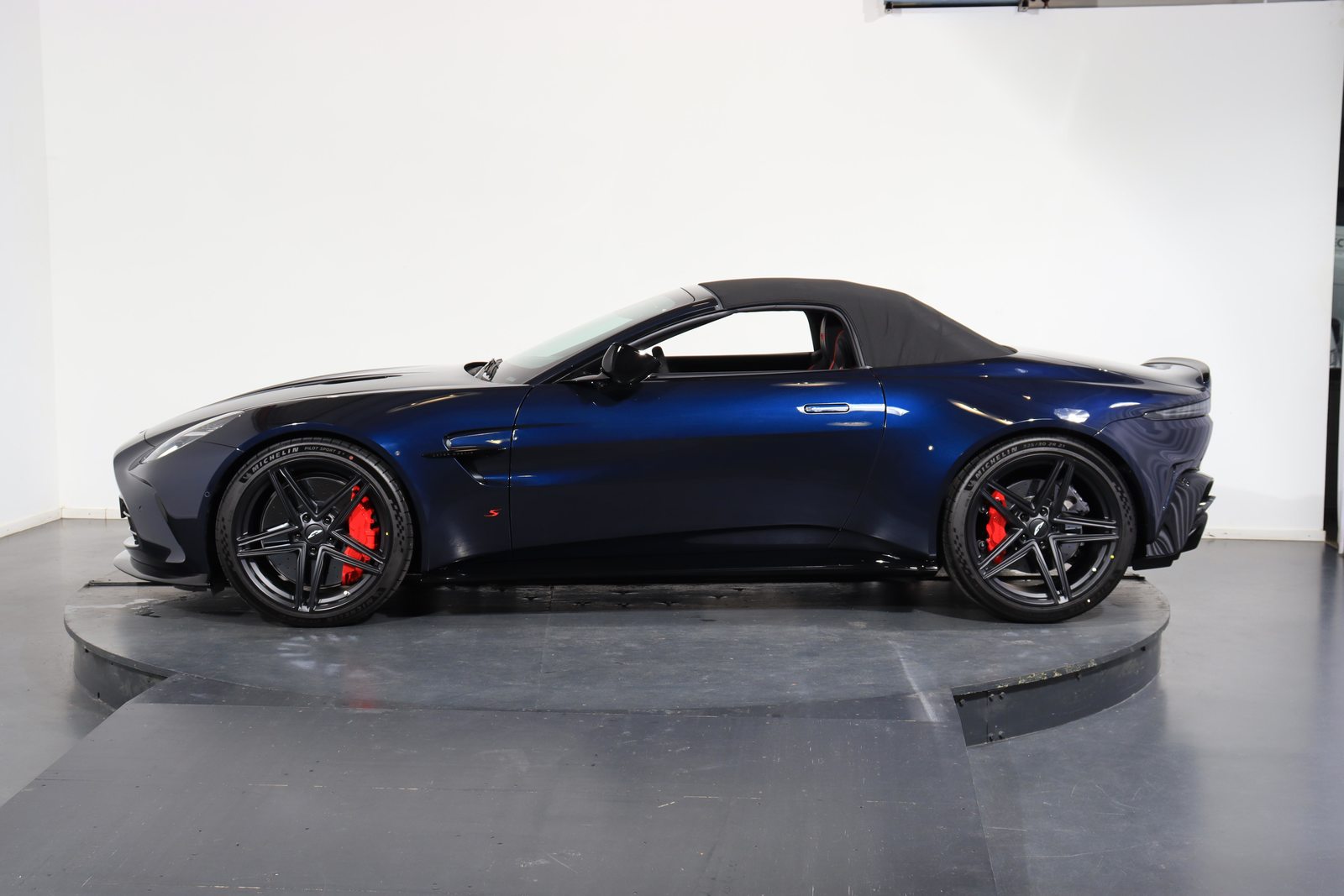 ASTON MARTIN V8 Vantage Roadster 4.0 S V8 Bi-Turbo, Benzina, Auto nuove, Automatico - 2