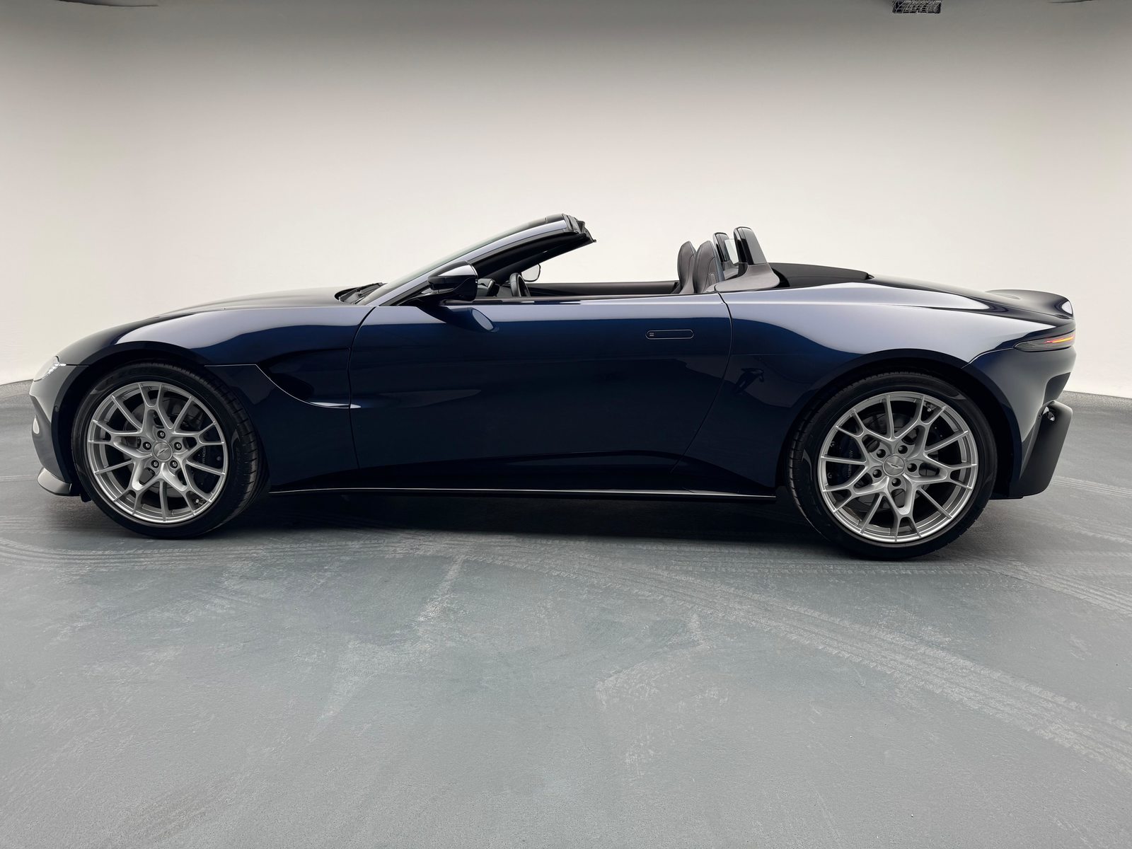 ASTON MARTIN V8 Vantage Roadster 4.0 V8 Bi-Turbo, Petrol, Second hand / Used, Automatic - 2