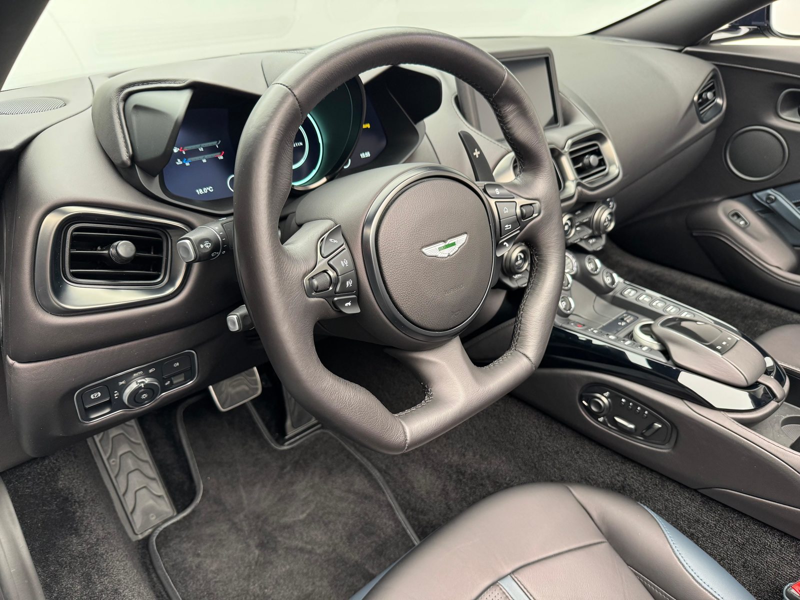 ASTON MARTIN V8 Vantage Roadster 4.0 V8 Bi-Turbo, Petrol, Second hand / Used, Automatic - 6