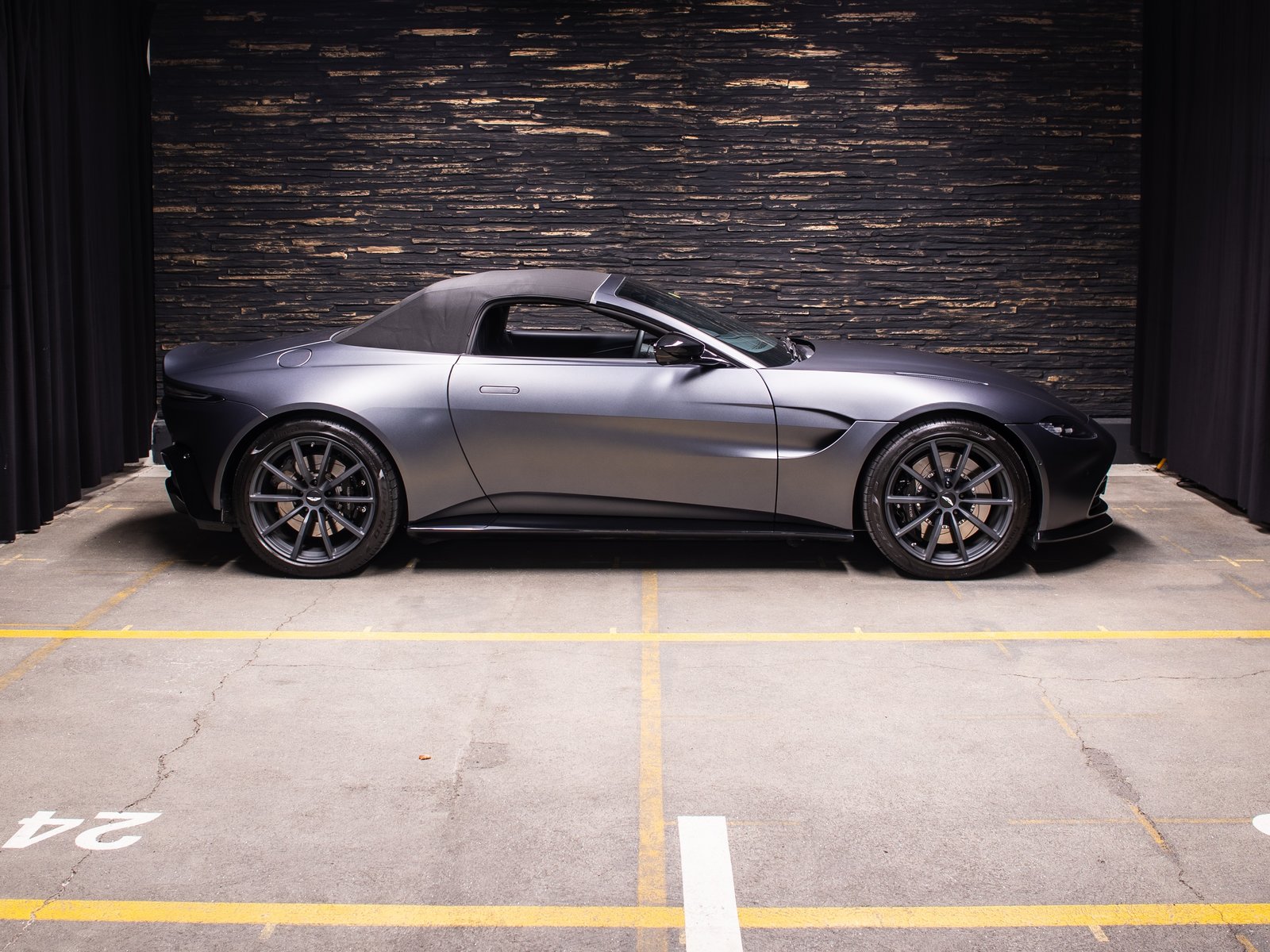 ASTON MARTIN V8 Vantage 4.0 Roadster, Petrol, Second hand / Used, Automatic - 2