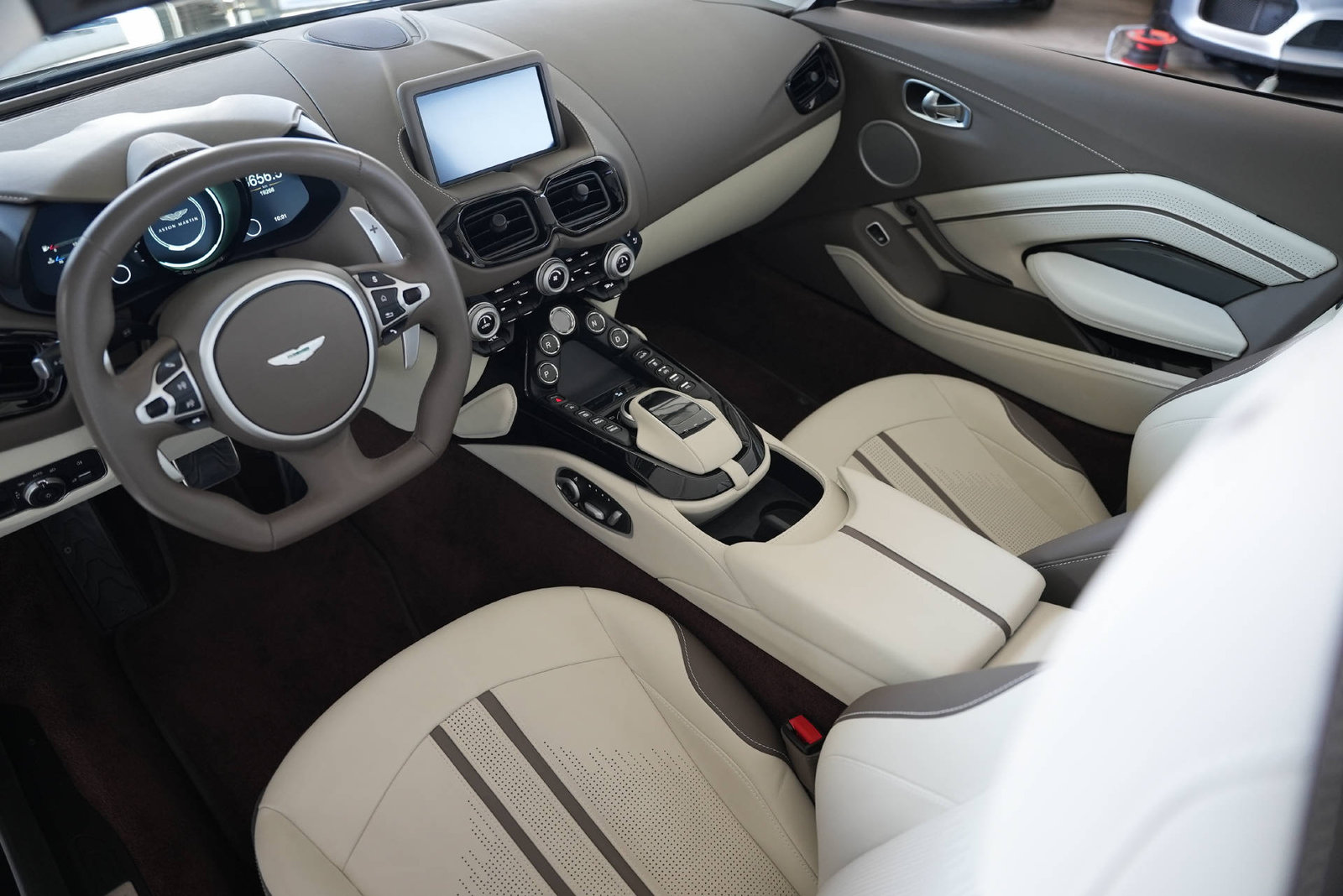 ASTON MARTIN V8 Vantage 4.0 Roadster Minotaur Green, Benzin, Occasion / Gebraucht, Automatik - 7