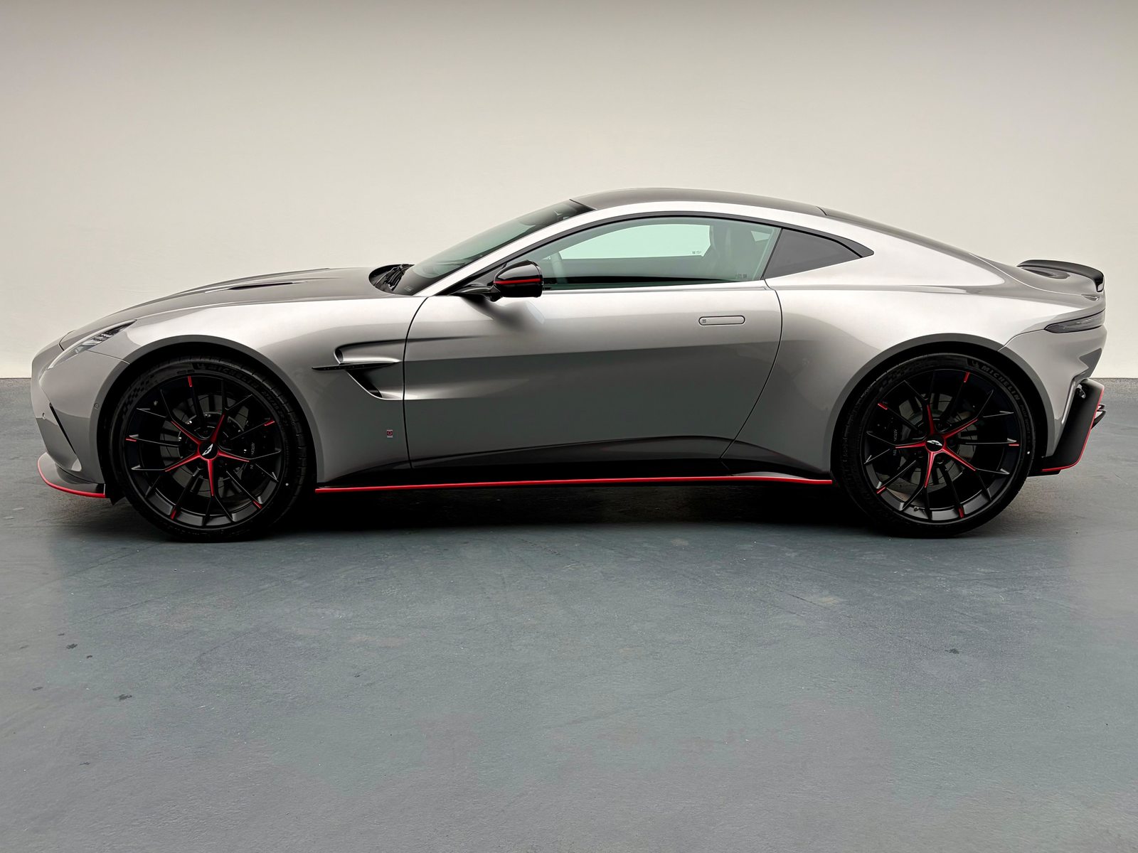ASTON MARTIN V8 Vantage Coupé 4.0 S V8 Bi-Turbo by "Q", Petrol, New car, Automatic - 2