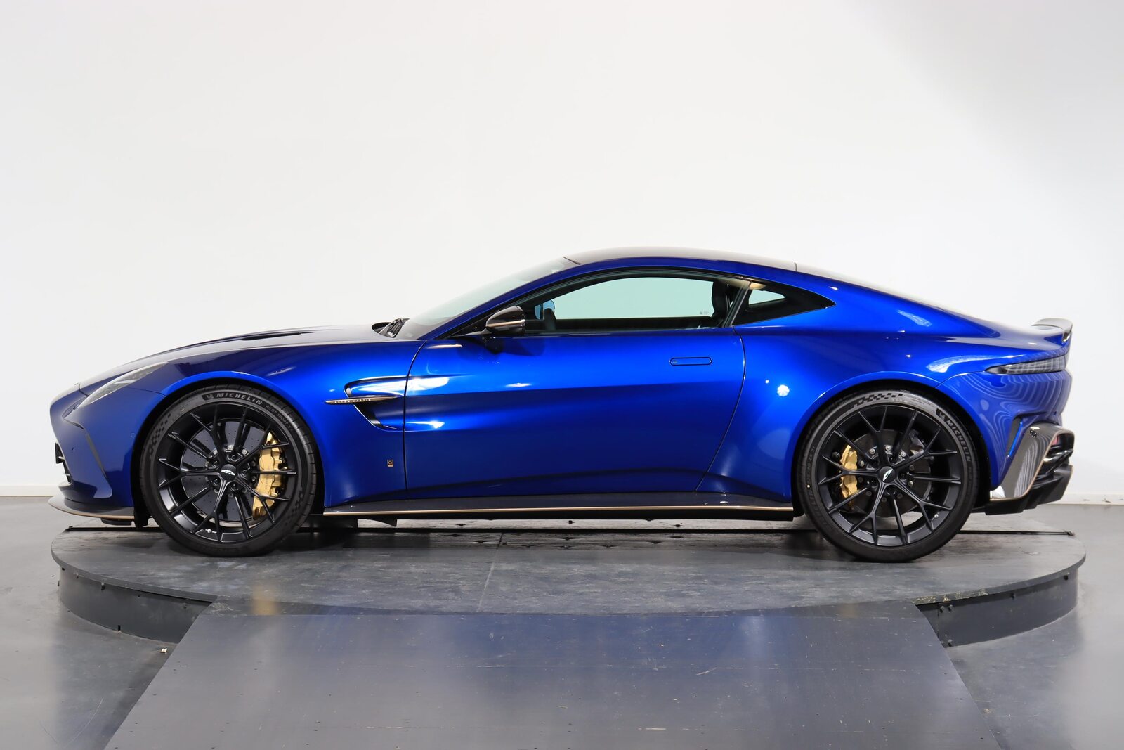 ASTON MARTIN V8 Vantage Coupé 4.0 S V8 Bi-Turbo, Benzin, Neuwagen, Automatik - 2