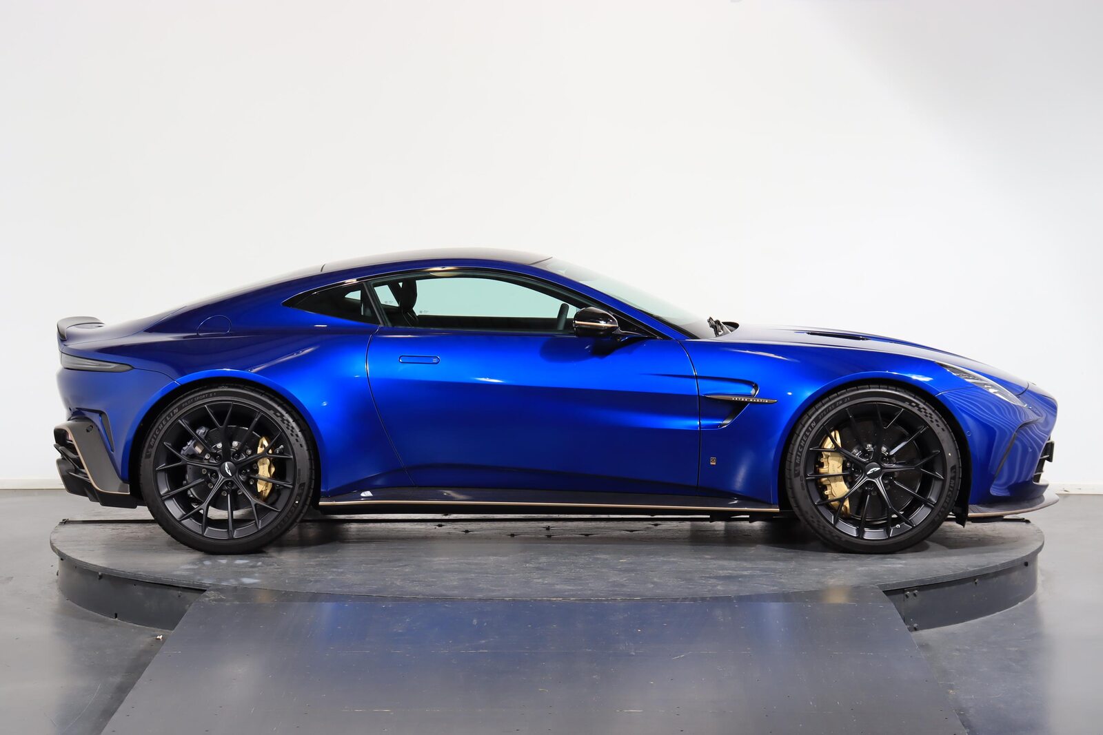 ASTON MARTIN V8 Vantage Coupé 4.0 S V8 Bi-Turbo, Benzin, Neuwagen, Automatik - 3