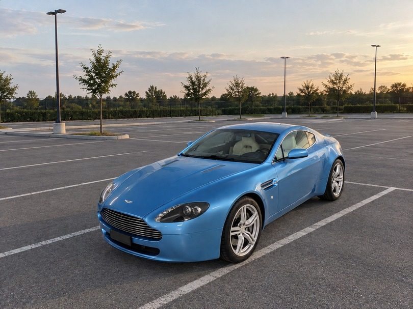 ASTON MARTIN V8 Vantage