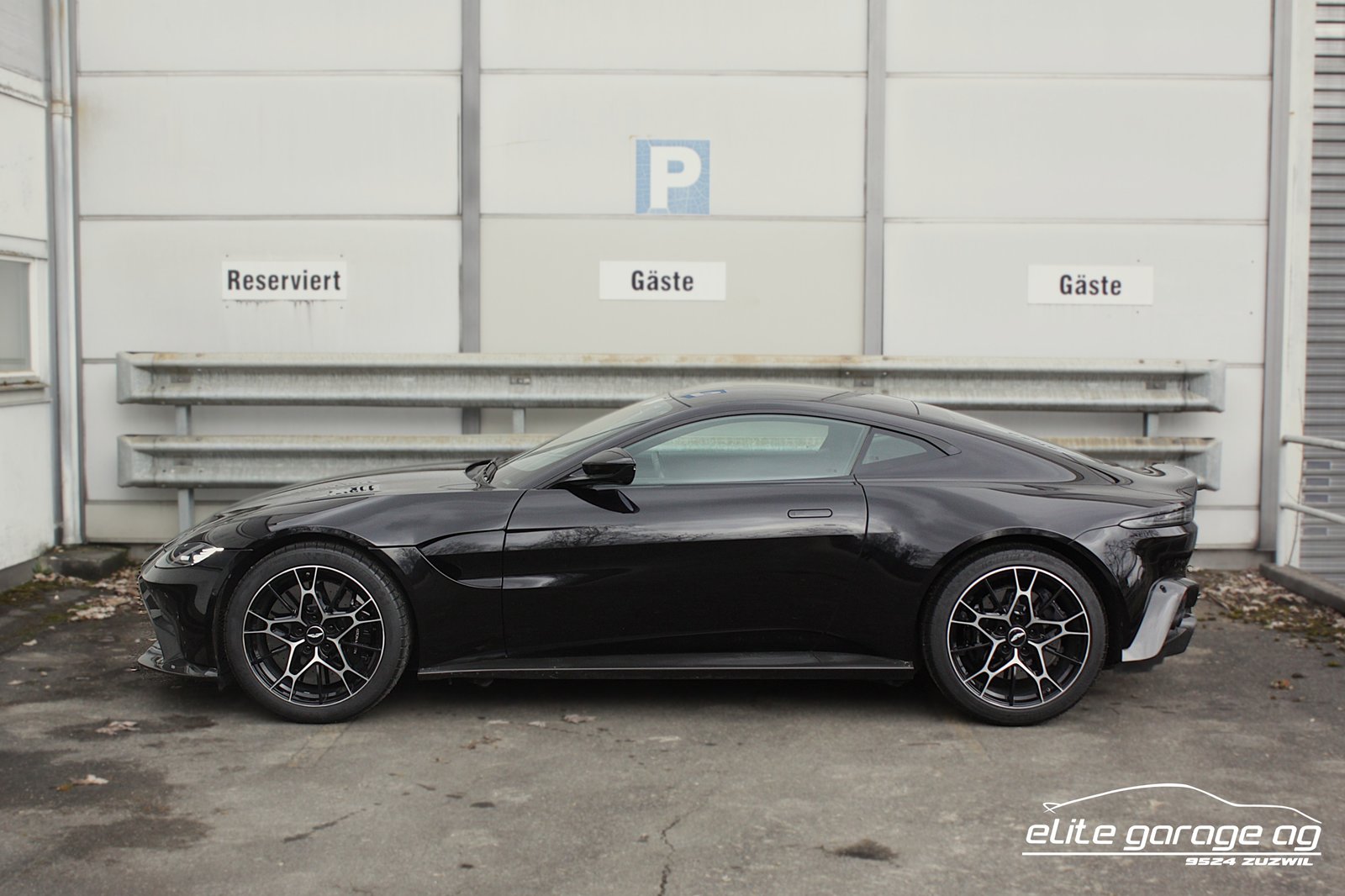 ASTON MARTIN V8 Vantage 4.0 AMR Coupé 1/200 Manuell, Benzin, Occasion / Gebraucht, Handschaltung - 2