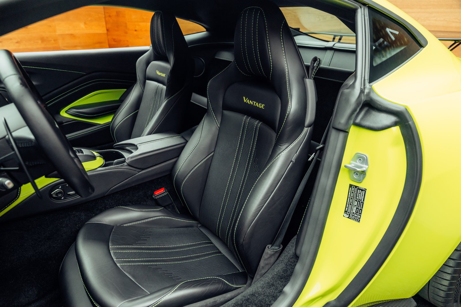 ASTON MARTIN V8 Vantage 4.0 Coupé F1 Look, Essence, Occasion / Utilisé, Automatique - 7