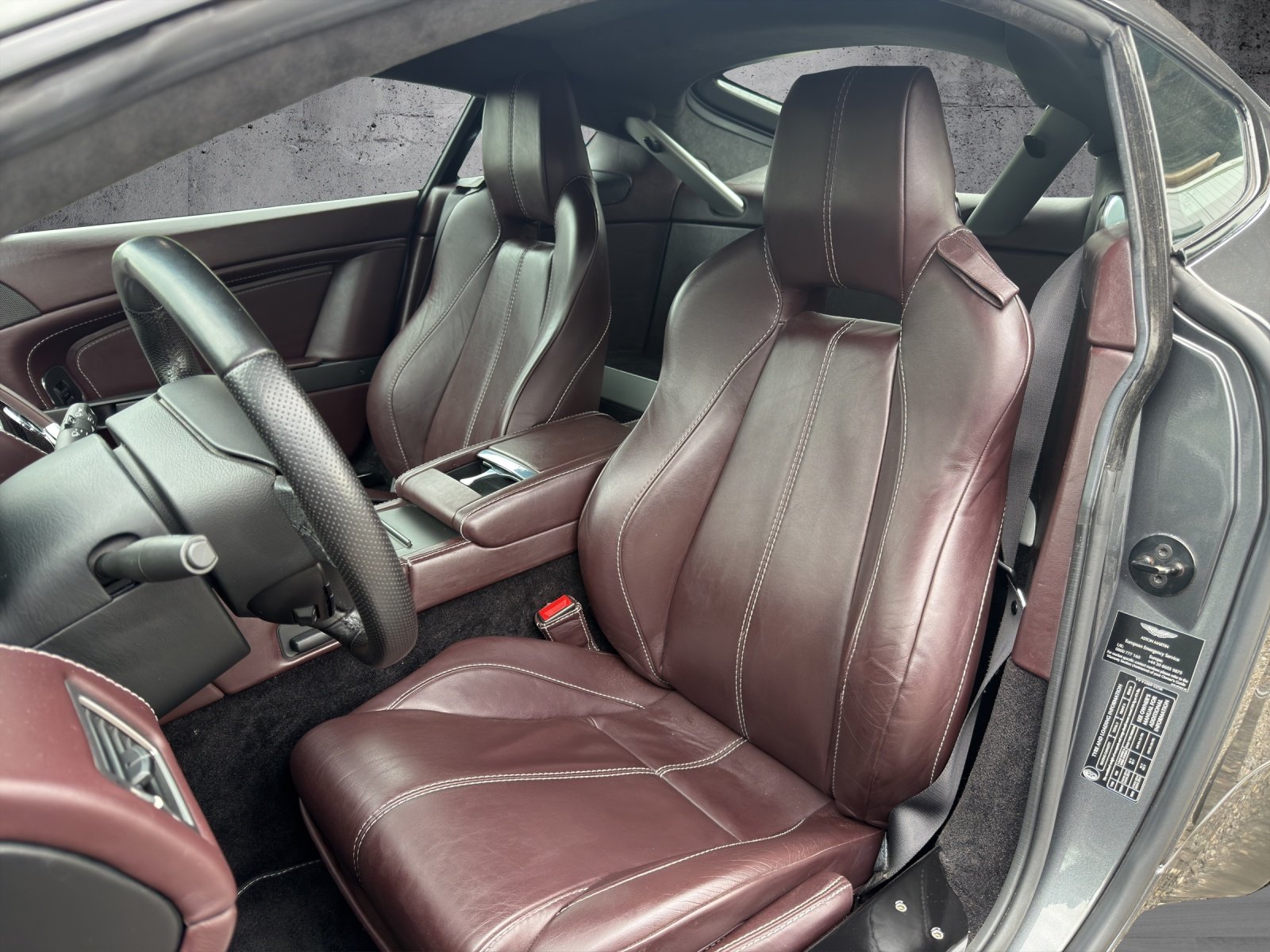 ASTON MARTIN V8 Vantage Coupé 4.7, Benzin, Occasion / Gebraucht, Handschaltung - 7