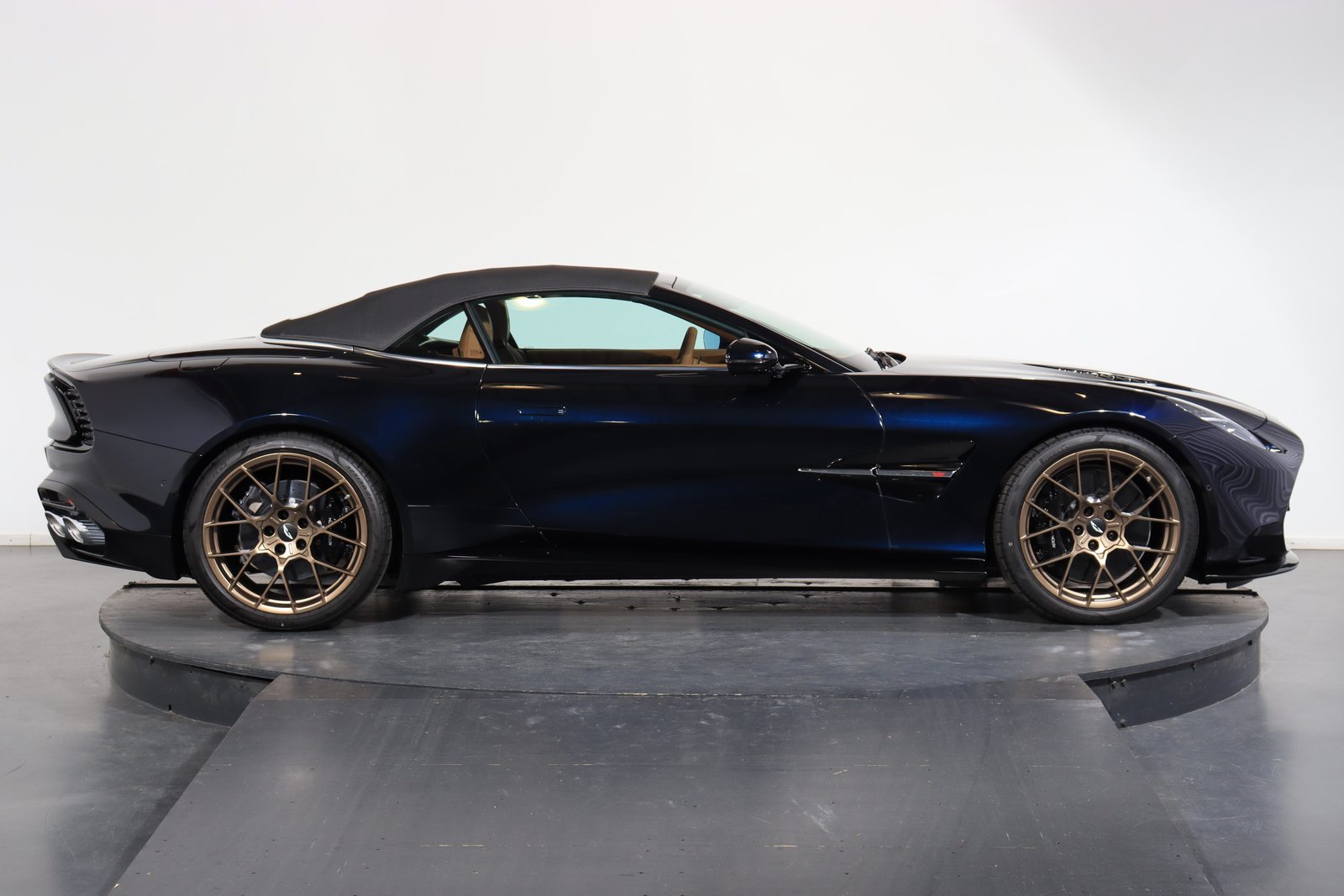 ASTON MARTIN Vanquish Volante 5.2 V12 Bi-Turbo, Petrol, New car, Automatic - 2