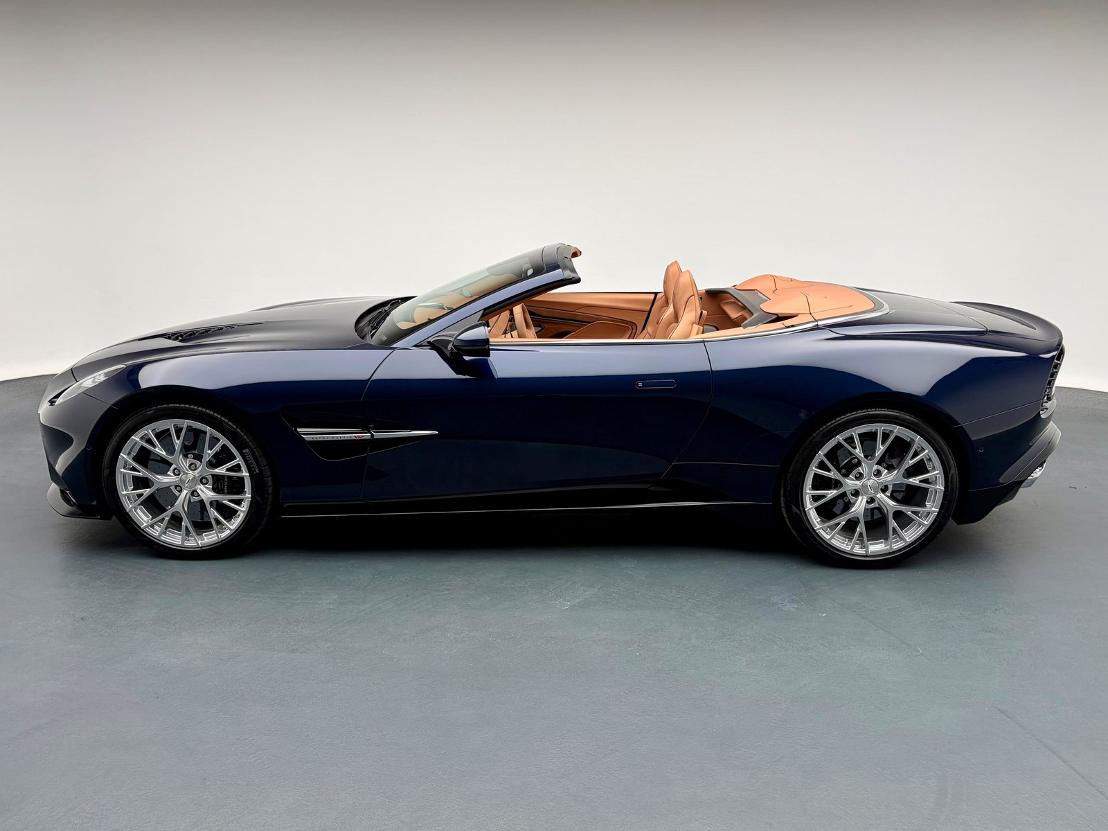 ASTON MARTIN Vanquish Volante 5.2 V12 Bi-Turbo, Petrol, New car, Automatic - 2