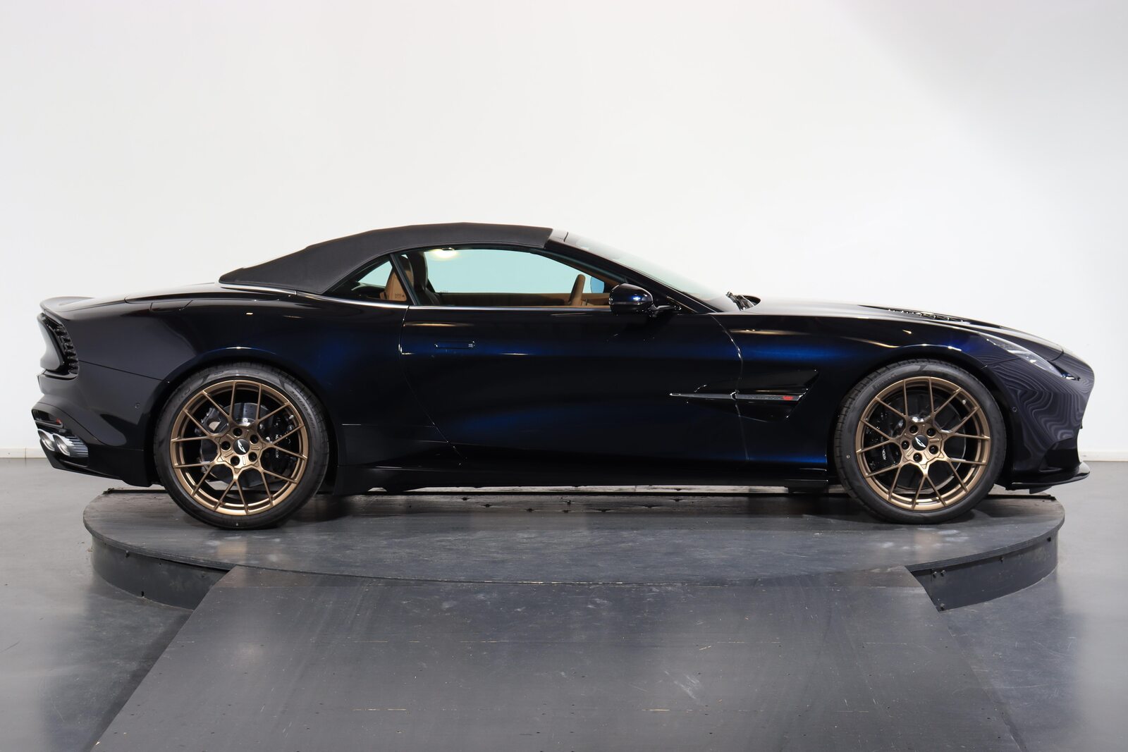 ASTON MARTIN Vanquish Volante 5.2 V12 Bi-Turbo, Benzina, Auto nuove, Automatico - 2