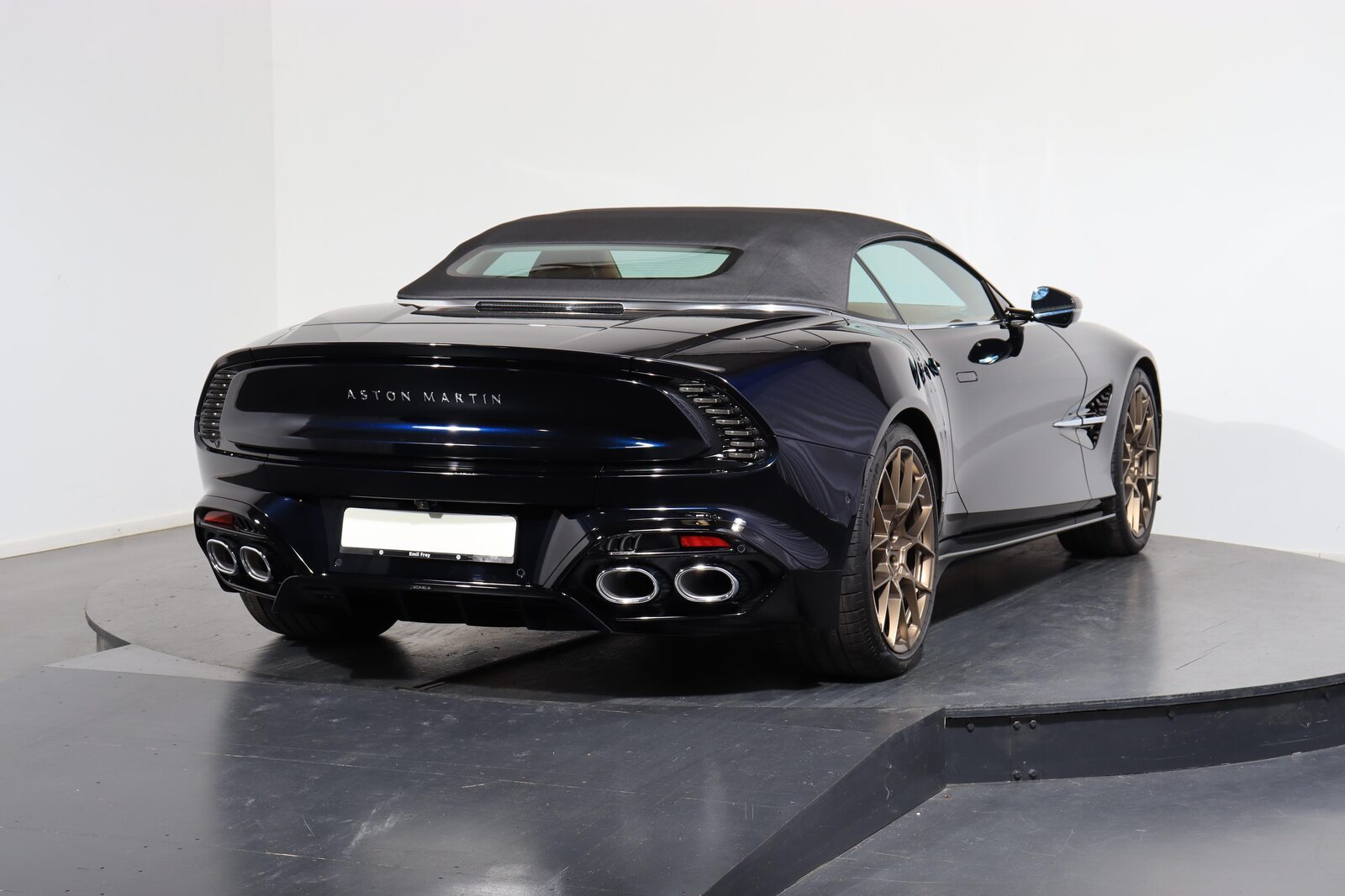 ASTON MARTIN Vanquish Volante 5.2 V12 Bi-Turbo, Benzina, Auto nuove, Automatico - 3