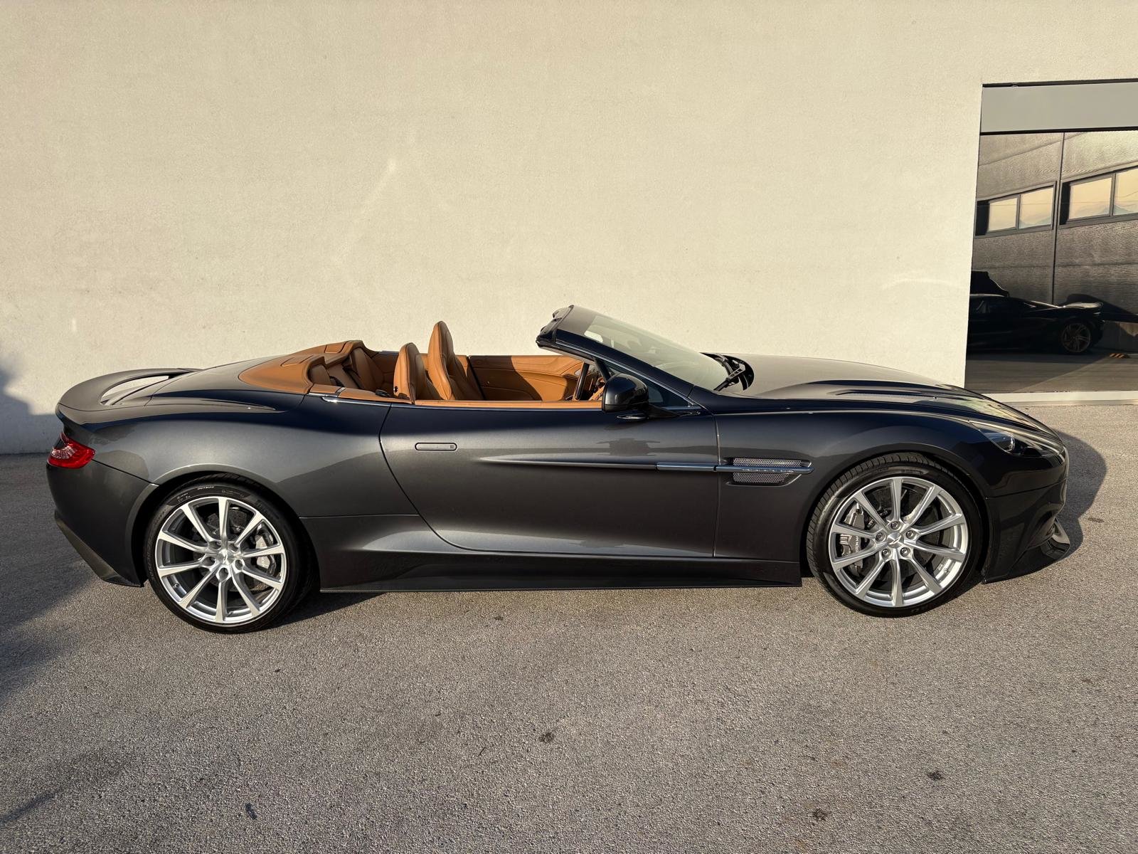 ASTON MARTIN Vanquish Volante V12 5.9-48 Touchtronic 3, Petrol, Second hand / Used, Automatic - 2