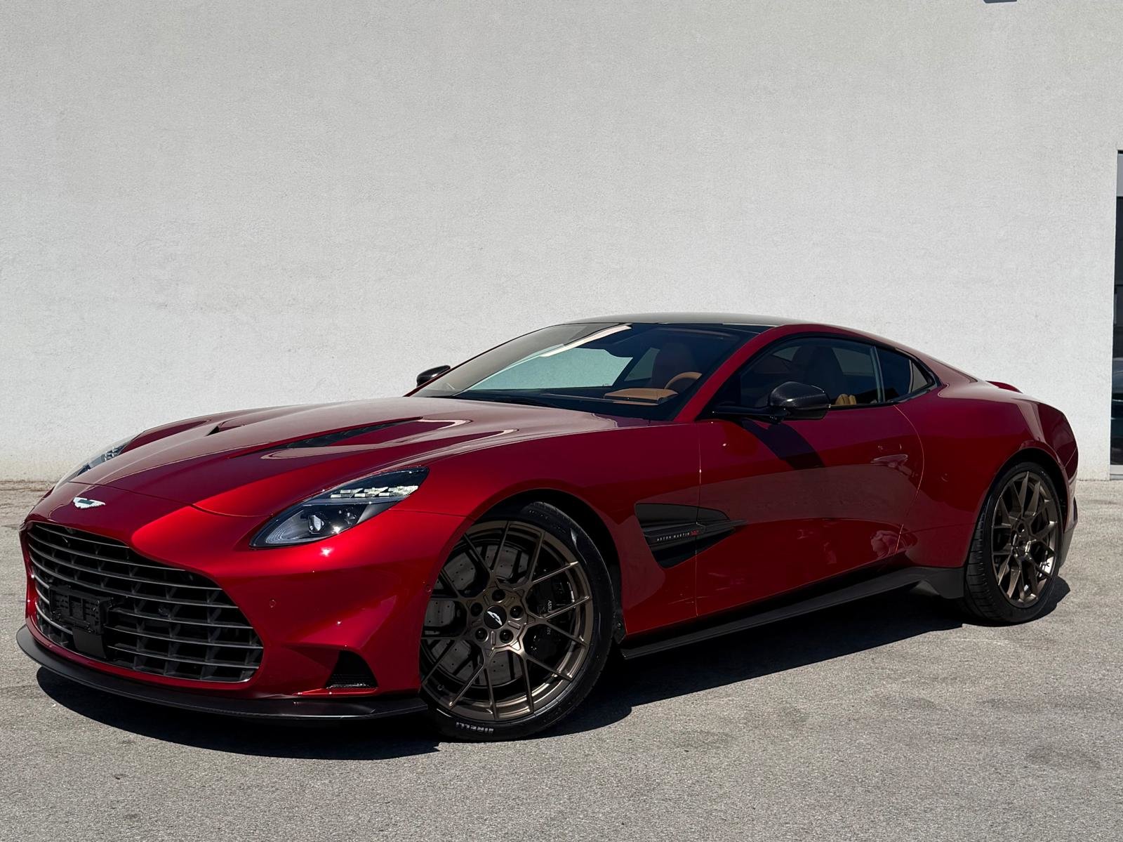 ASTON MARTIN V12 Vanquish
