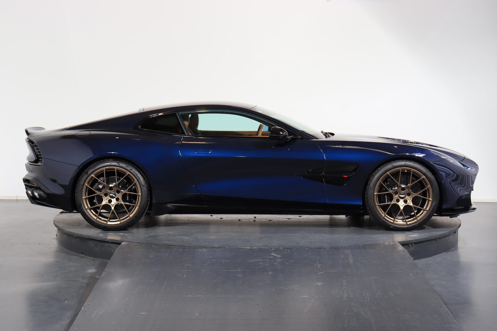 ASTON MARTIN Vanquish 5.2 V12 Bi-Turbo, Benzin, Neuwagen, Automatik - 2