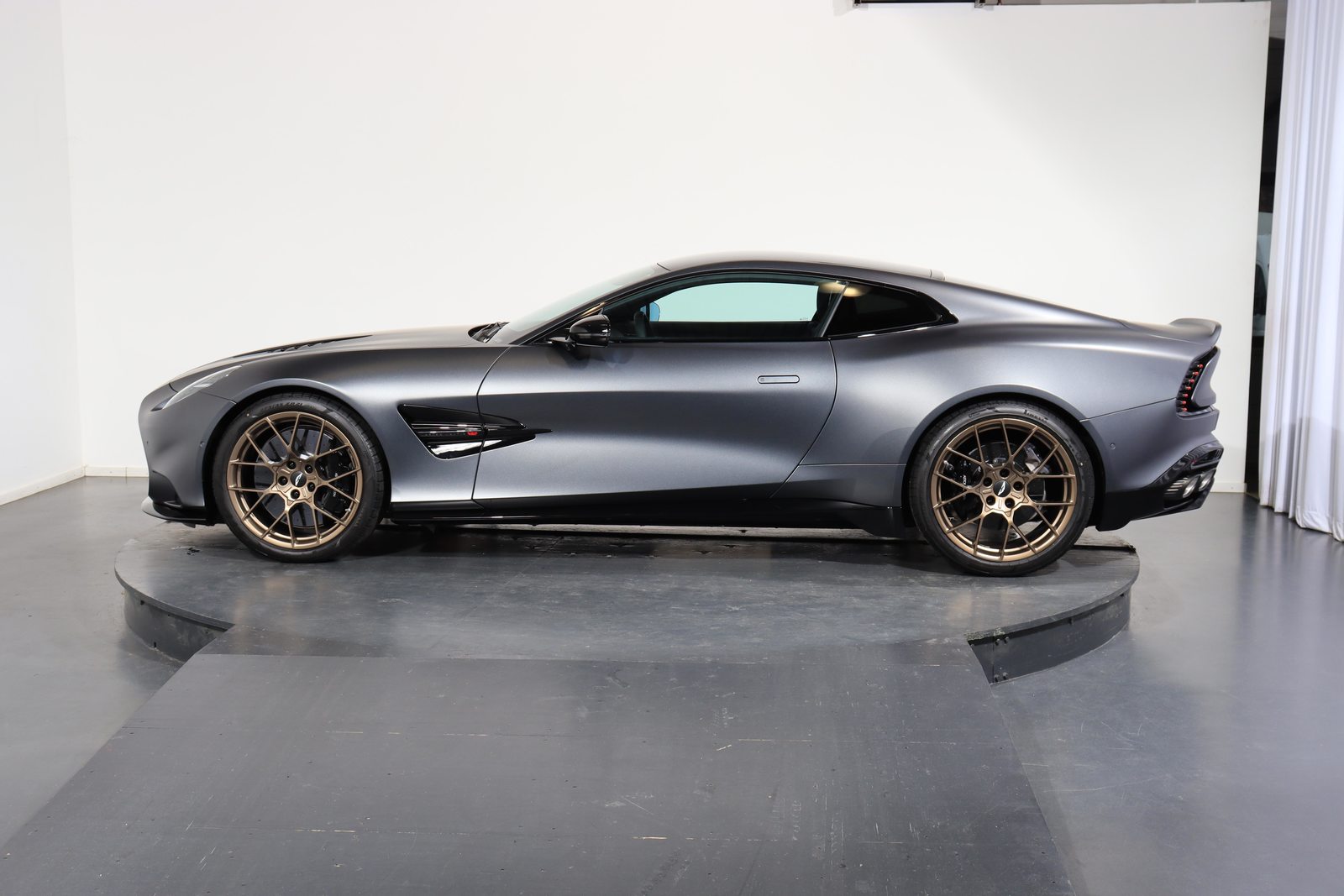 ASTON MARTIN Vanquish 5.2 V12 Bi-Turbo, Essence, Voiture de démonstration, Automatique - 2