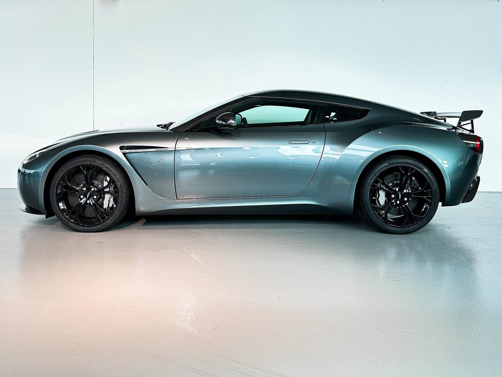 ASTON MARTIN V12 Vantage Coupé 6.0, Essence, Occasion / Utilisé, Manuelle - 2