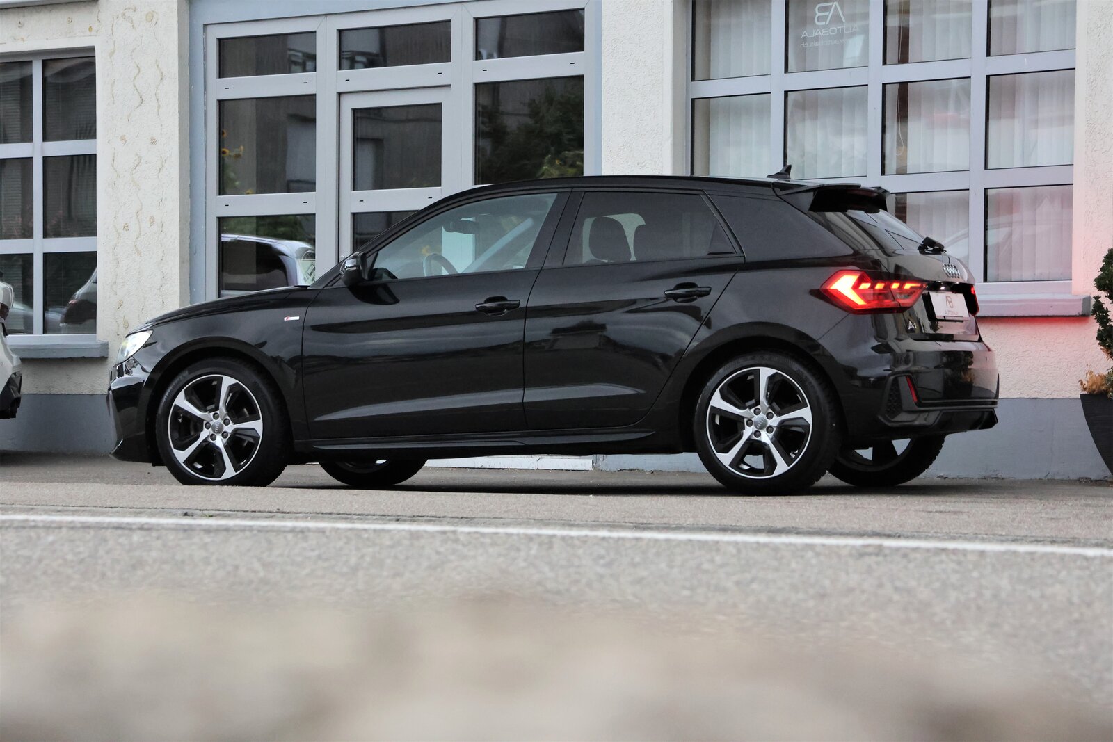AUDI A1 Sportback 30 TFSI S Line S-tronic, Petrol, Second hand / Used, Automatic - 3