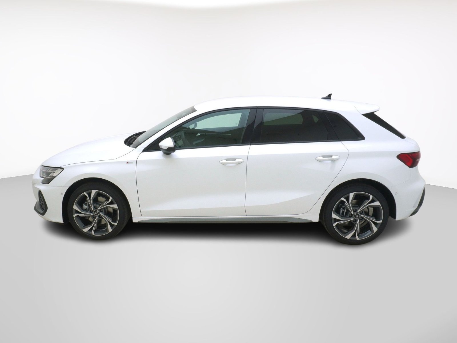 AUDI A3 Sportback 2.0 40 TFSI S Line quattro S-Tronic, Petrol, New car, Automatic - 2