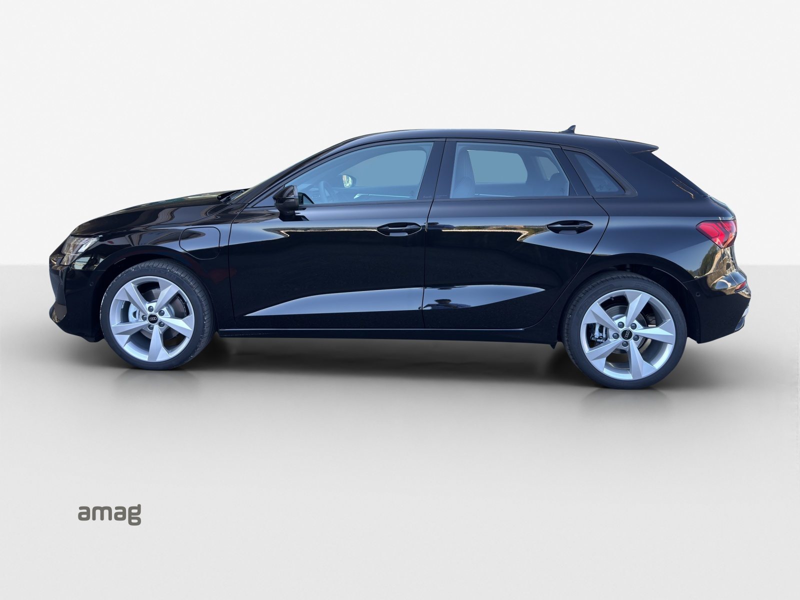 AUDI A3 Sportback 40 TFSI e Attraction, Voll-Hybrid Benzin/Elektro, Occasion / Gebraucht, Automatik - 2