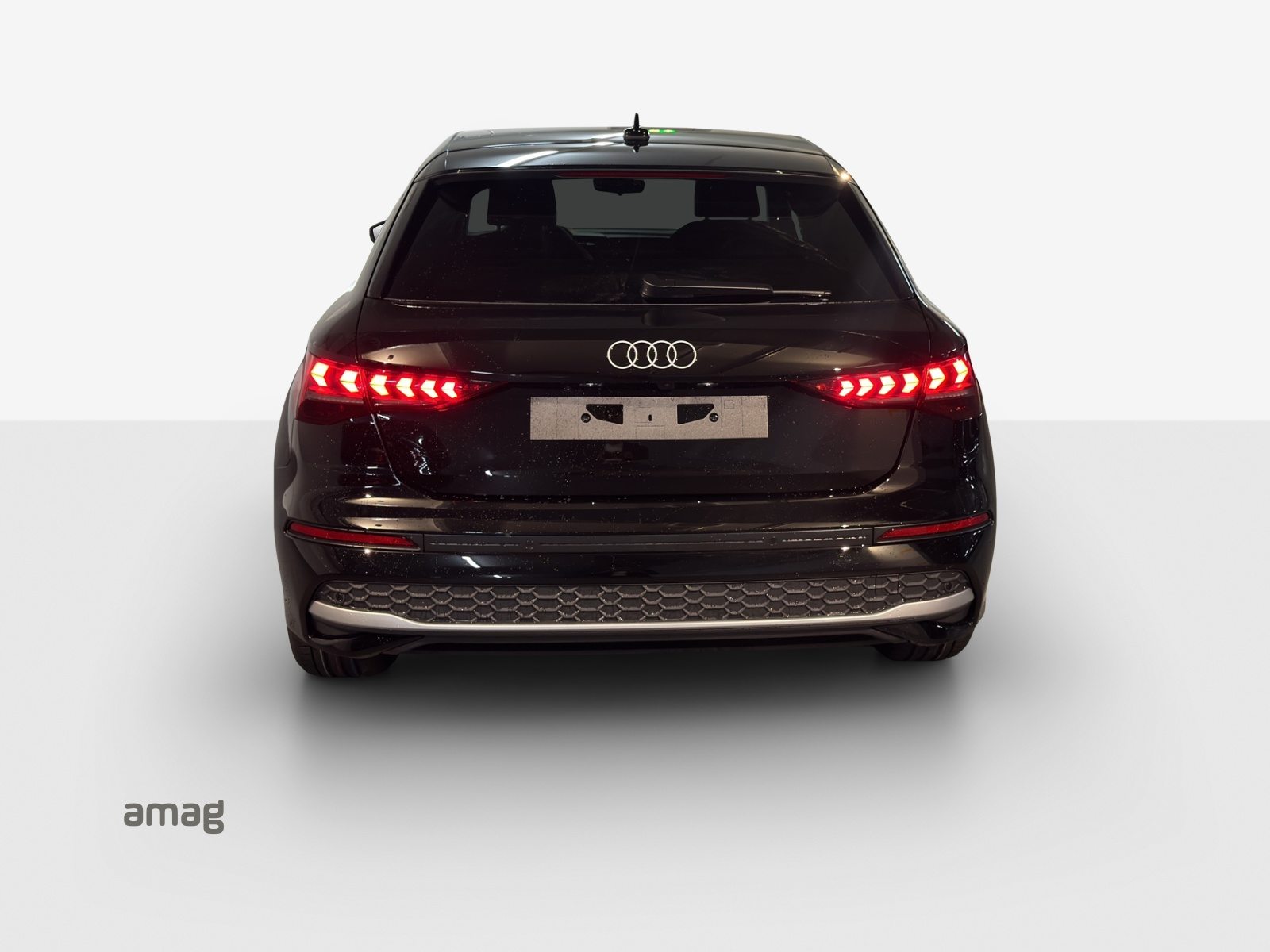 AUDI A3 Sportback 40 TFSI e Attraction, Full-Hybrid Petrol/Electric, Second hand / Used, Automatic - 4
