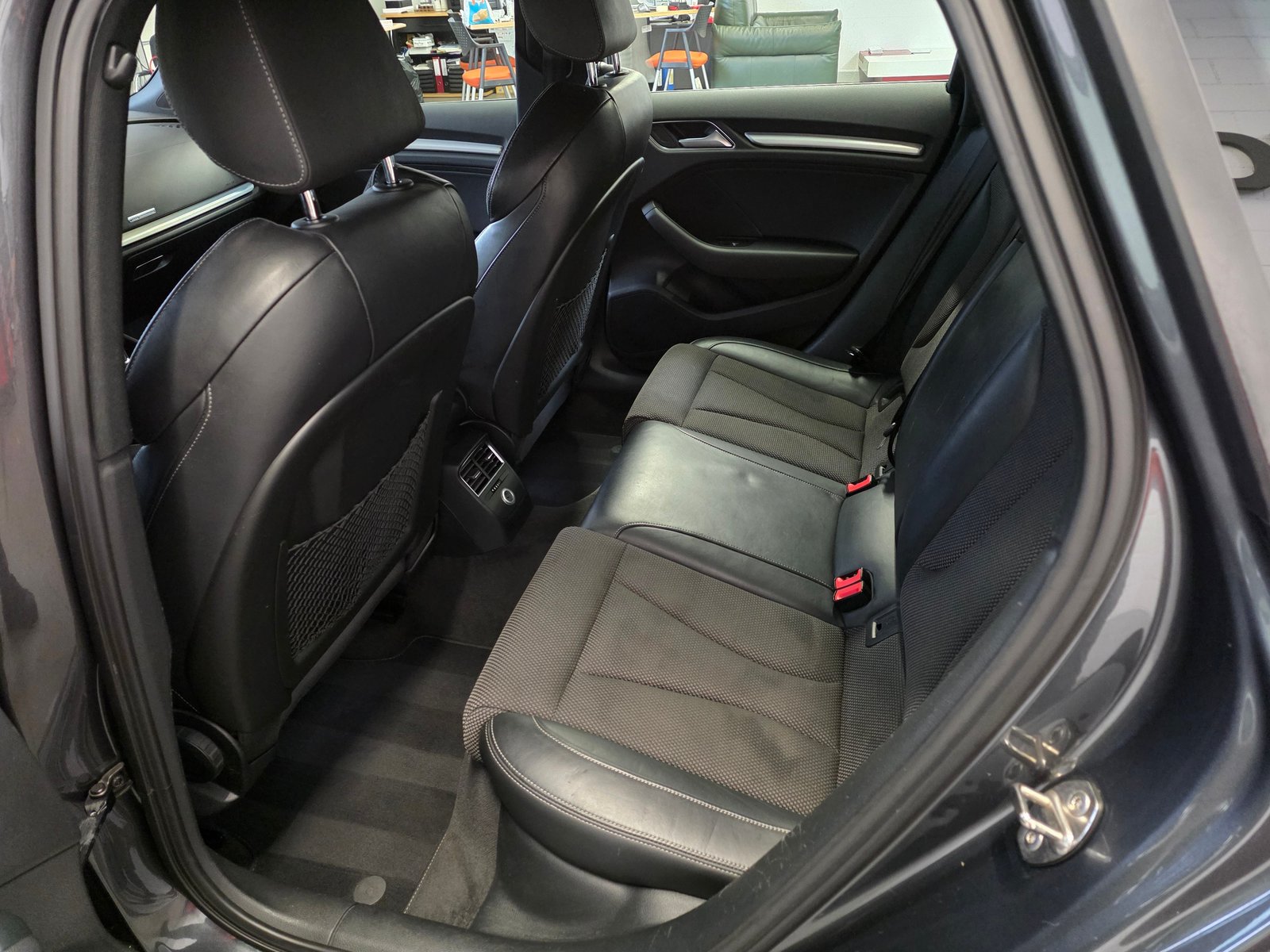 AUDI A3 Sportback 35 TFSI S-Line Sportpaket, Petrol, Second hand / Used, Manual - 5