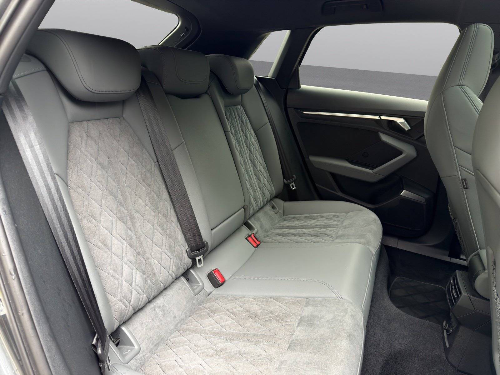 AUDI A3 Sportback 40 TFSI e S line S-tronic, Plug-in-Hybrid Petrol/Electric, Second hand / Used, Automatic - 4