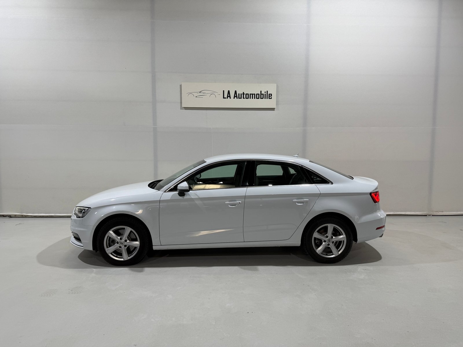 AUDI A3 Limousine 1.8 TFSI Ambiente S-tronic, Petrol, Second hand / Used, Automatic - 3