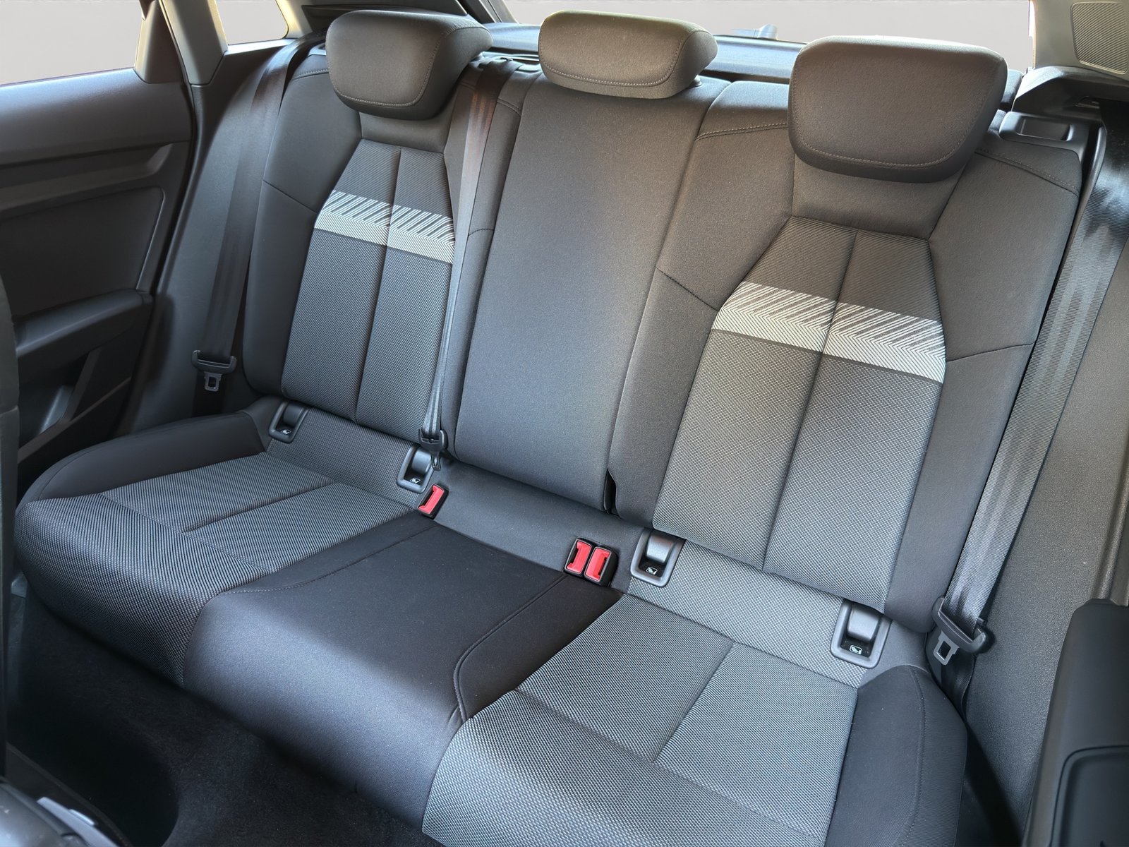 AUDI A3 Sportback 35 TFSI S line Attraction S-tronic, Mild-Hybrid Benzin/Elektro, Occasion / Gebraucht, Automatik - 4