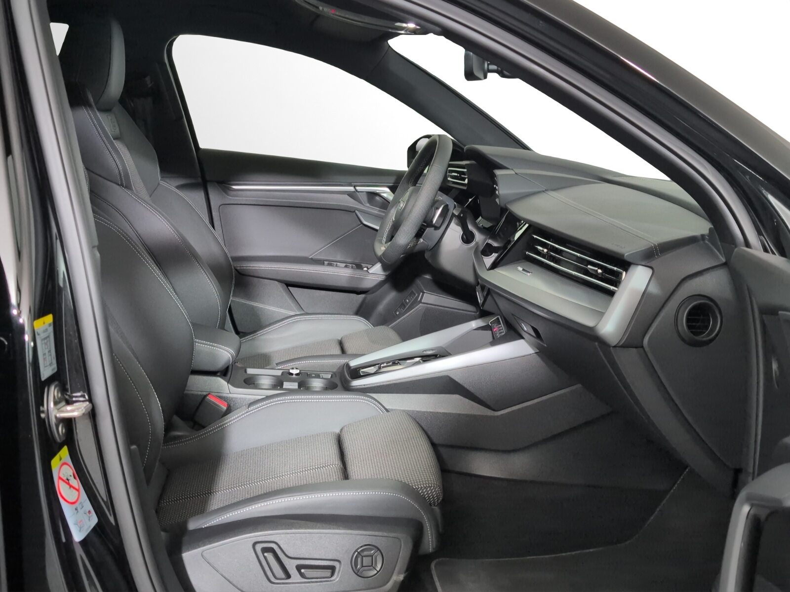 AUDI A3 Sportback 45 TFSI e S line Attraction, Full-Hybrid Petrol/Electric, Second hand / Used, Automatic - 7