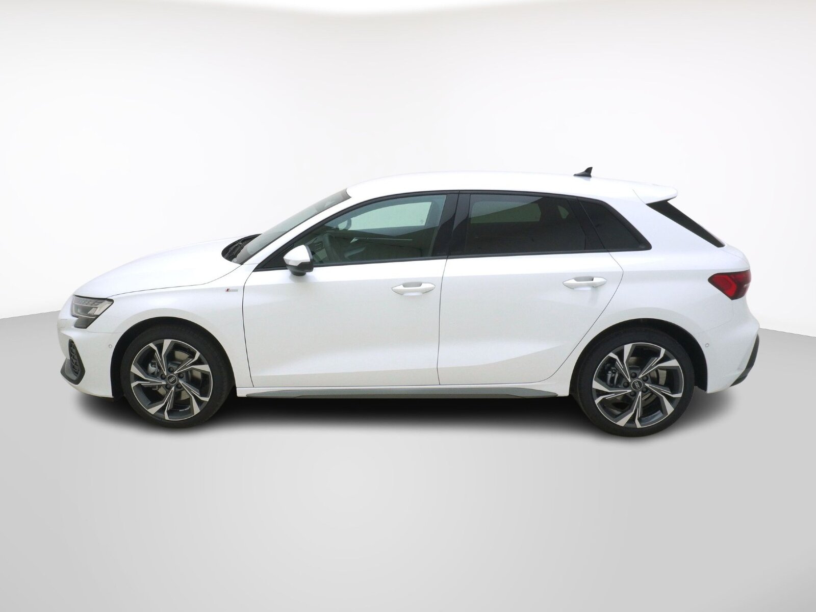 AUDI A3 Sportback 2.0 40 TFSI S Line quattro S-Tronic, Mild-Hybrid Petrol/Electric, Ex-demonstrator, Automatic - 2