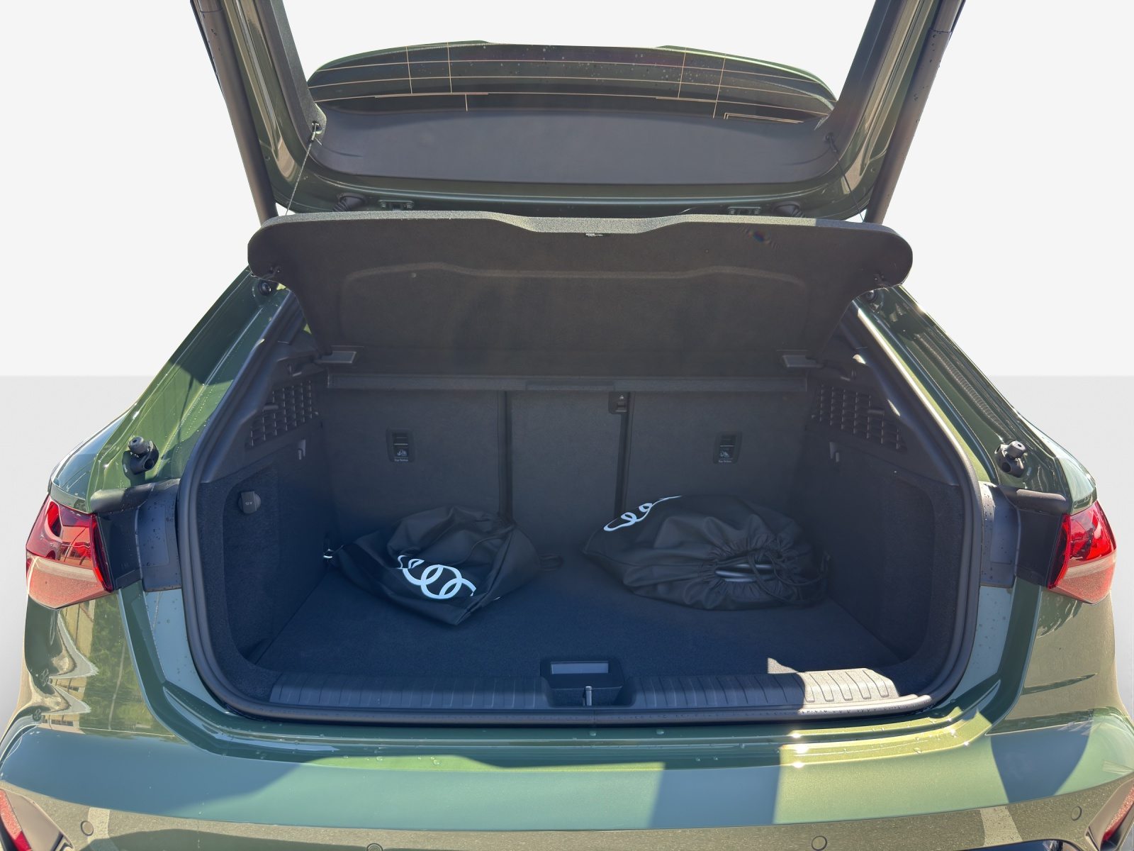 AUDI A3 Sportback TFSI e 200 kW S line, Full-Hybrid Petrol/Electric, Ex-demonstrator, Automatic - 5