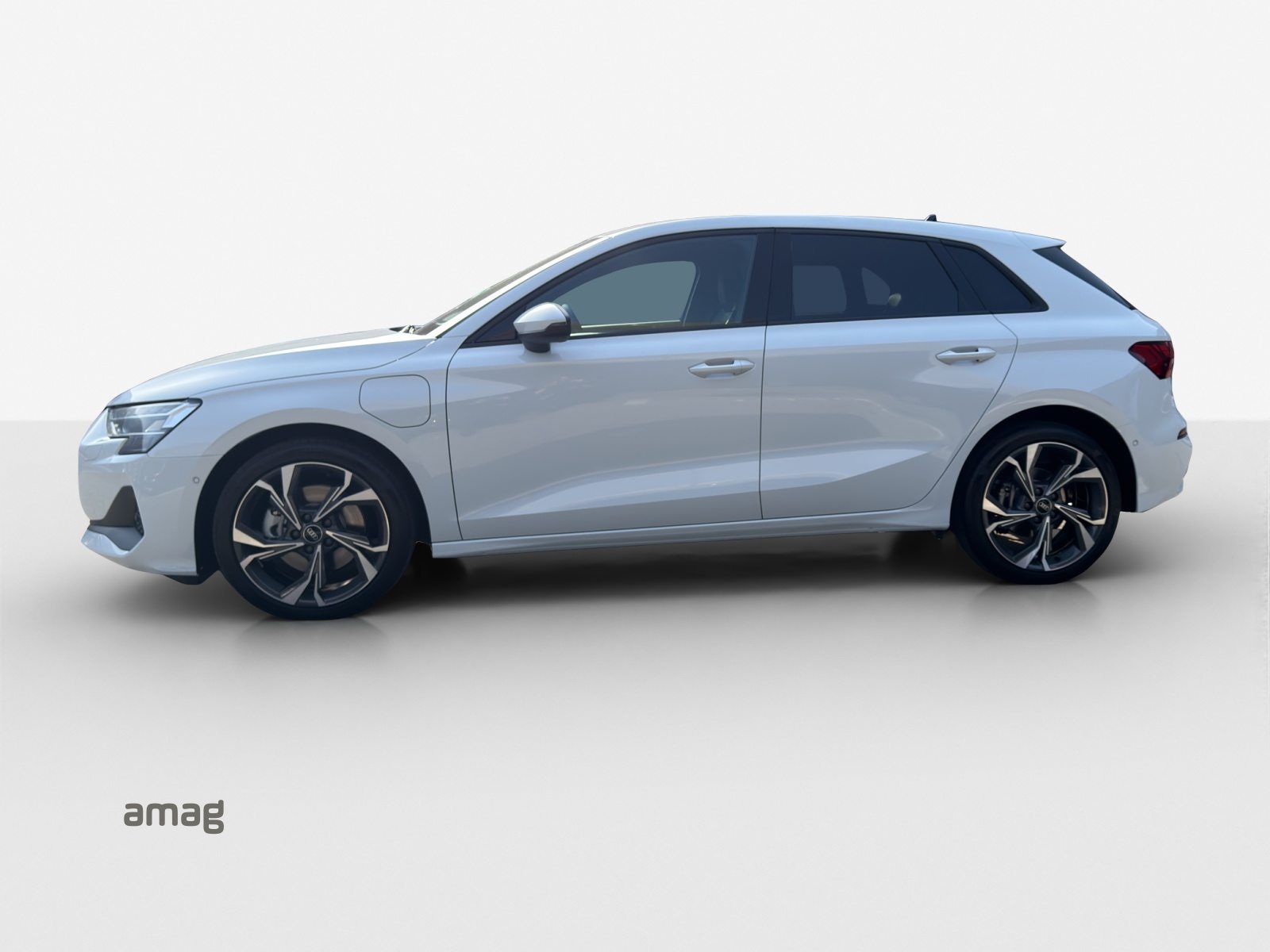 AUDI A3 Sportback 40 TFSI e Attraction, Hybride Intégral Essence/Électricité, Automatique - 2