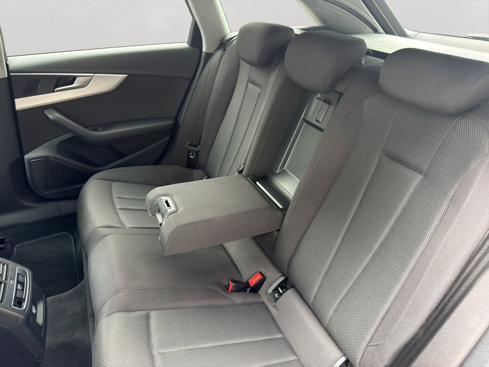 AUDI A4 Avant 40 TDI Attraction quattro S-tronic, Diesel, Second hand / Used, Automatic - 3
