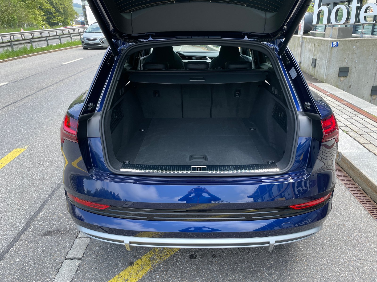 AUDI e-tron 55 S Line quattro, Elektro, Neuwagen, Automatik - 7