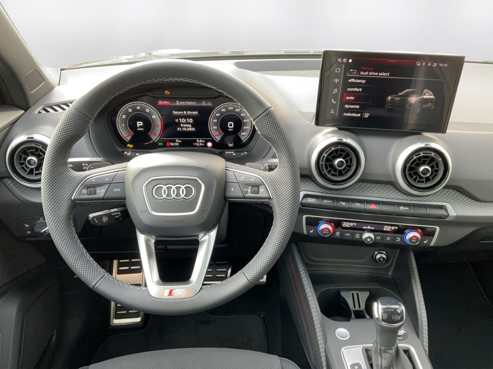 AUDI Q2 40 TFSI S line Attraction, Petrol, Second hand / Used, Automatic - 7