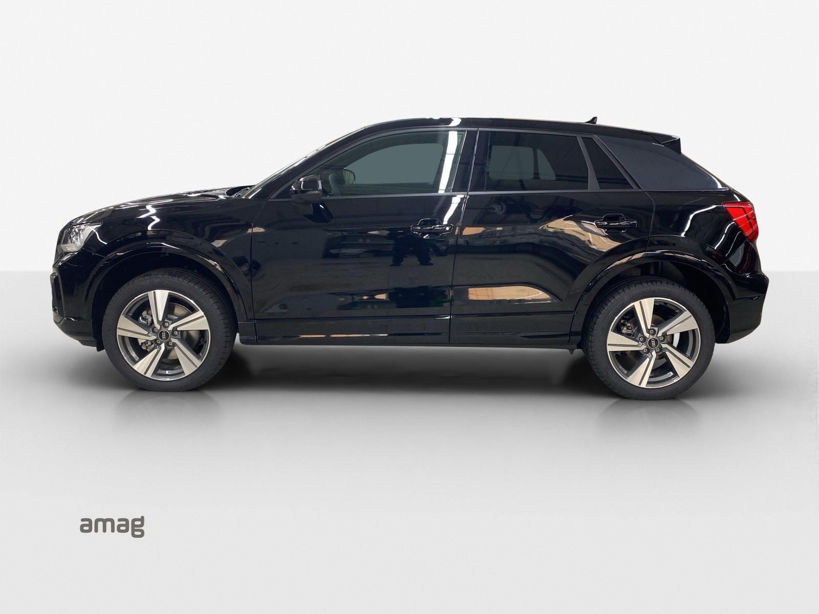 AUDI Q2 40 TFSI advanced Attraction, Benzin, Occasion / Gebraucht, Automatik - 2