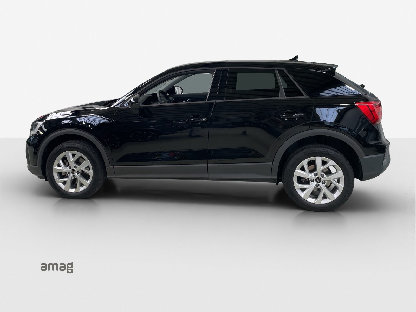AUDI Q2 40 TFSI Attraction, Benzin, Occasion / Gebraucht, Automatik - 2